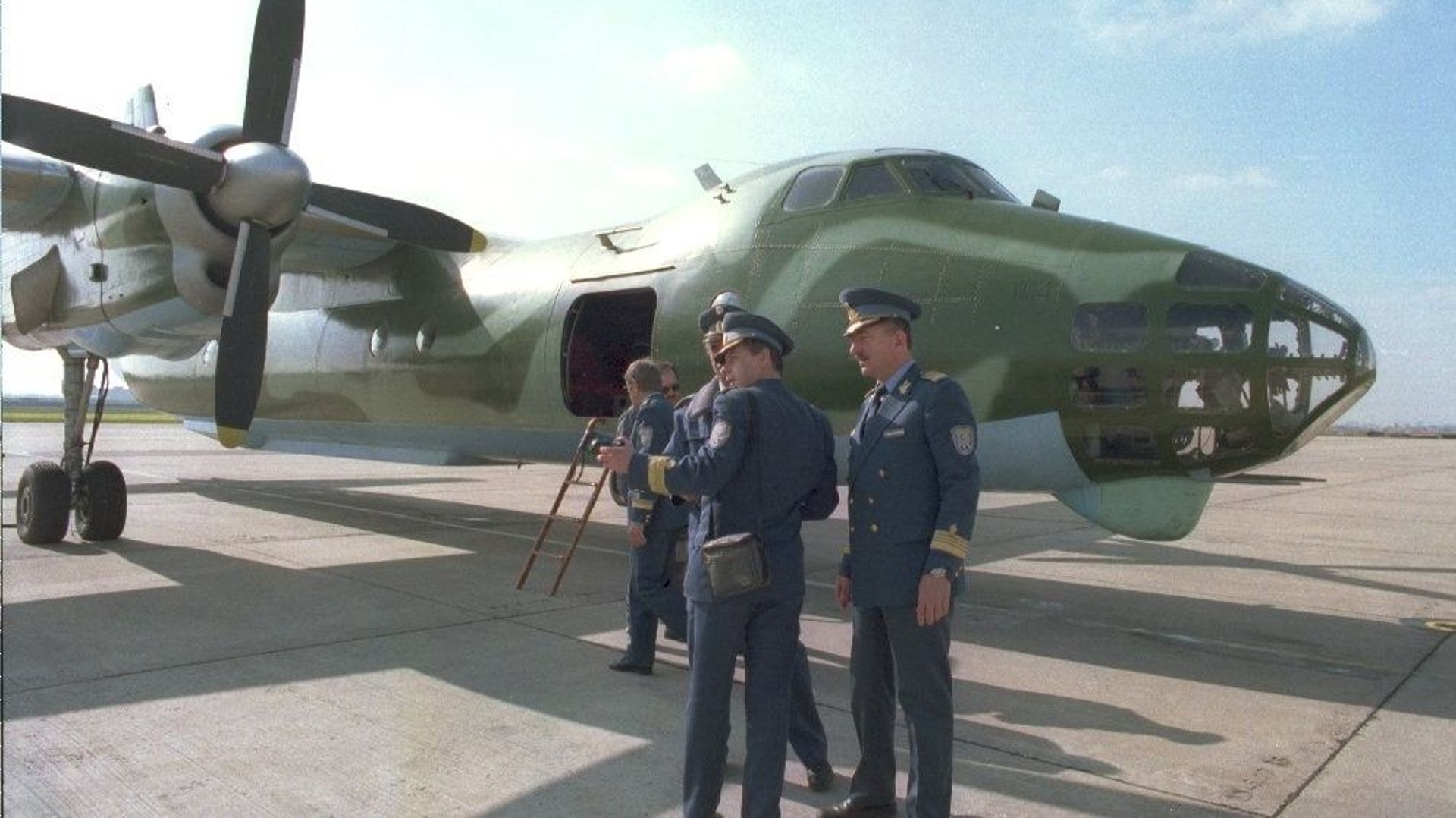 membres d'équipage d'un avion roumain de reconnaissance qui s'apprête à voler au-dessus du Benelux et de l'Allemagne, 22 mars 1995 
