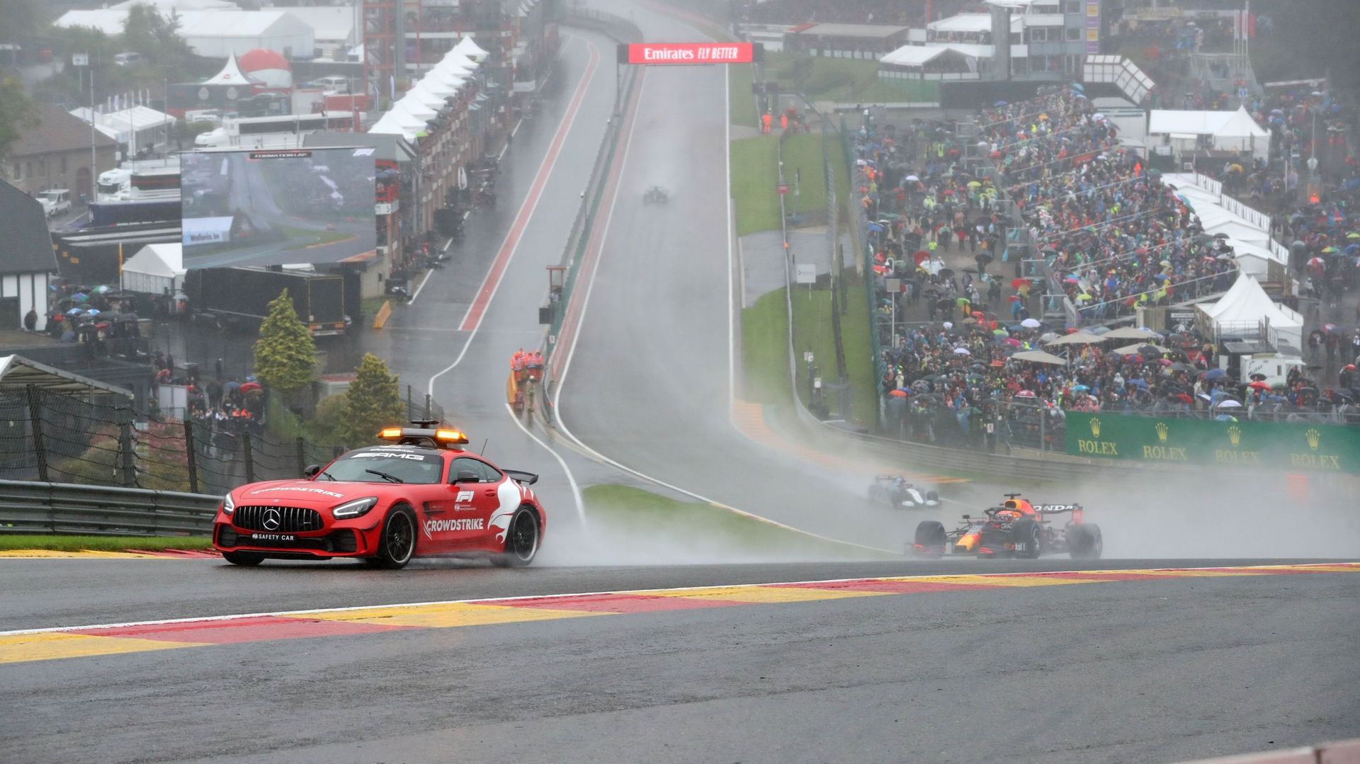 La Formule 1 envisage de modifier les règles qui ont permis à Max Verstappen de remporter la victoire au Grand Prix de Belgique de dimanche malgré l’absence d’une véritable course, indiquent lundi plusieurs médias.