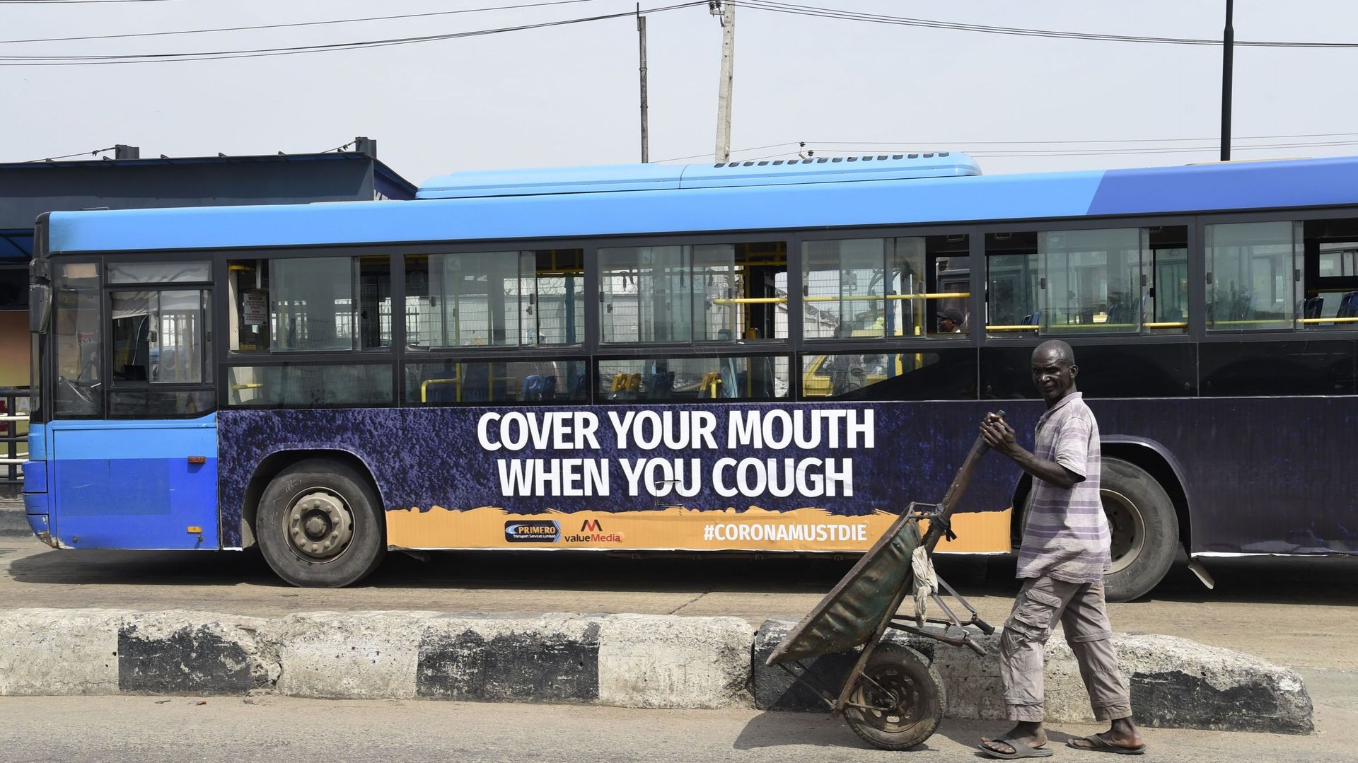 "Couvrez votre bouche quand vous toussez": un message de sensibilisation sur un bus de Lagos, au Nigéria, l'état le plus peuplé d'Afrique.
