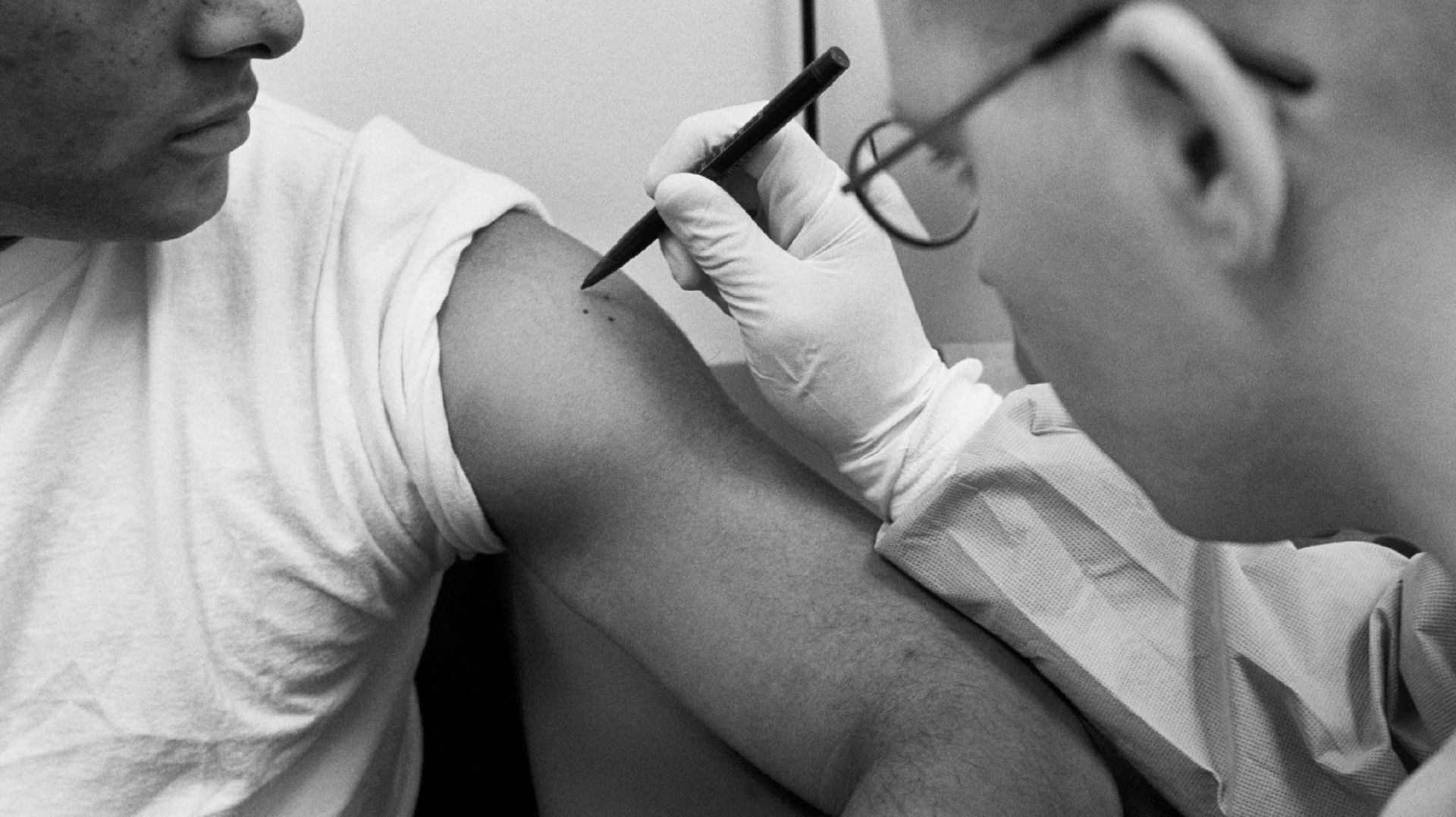 Un médecin marque l’endroit où il va administrer le vaccin antivariolique à un militaire au Walter Reed Army Medical Center, à Washington, DC. L’endroit est marqué afin que les médecins puissent surveiller de près la réaction de la peau au vaccin immédiat