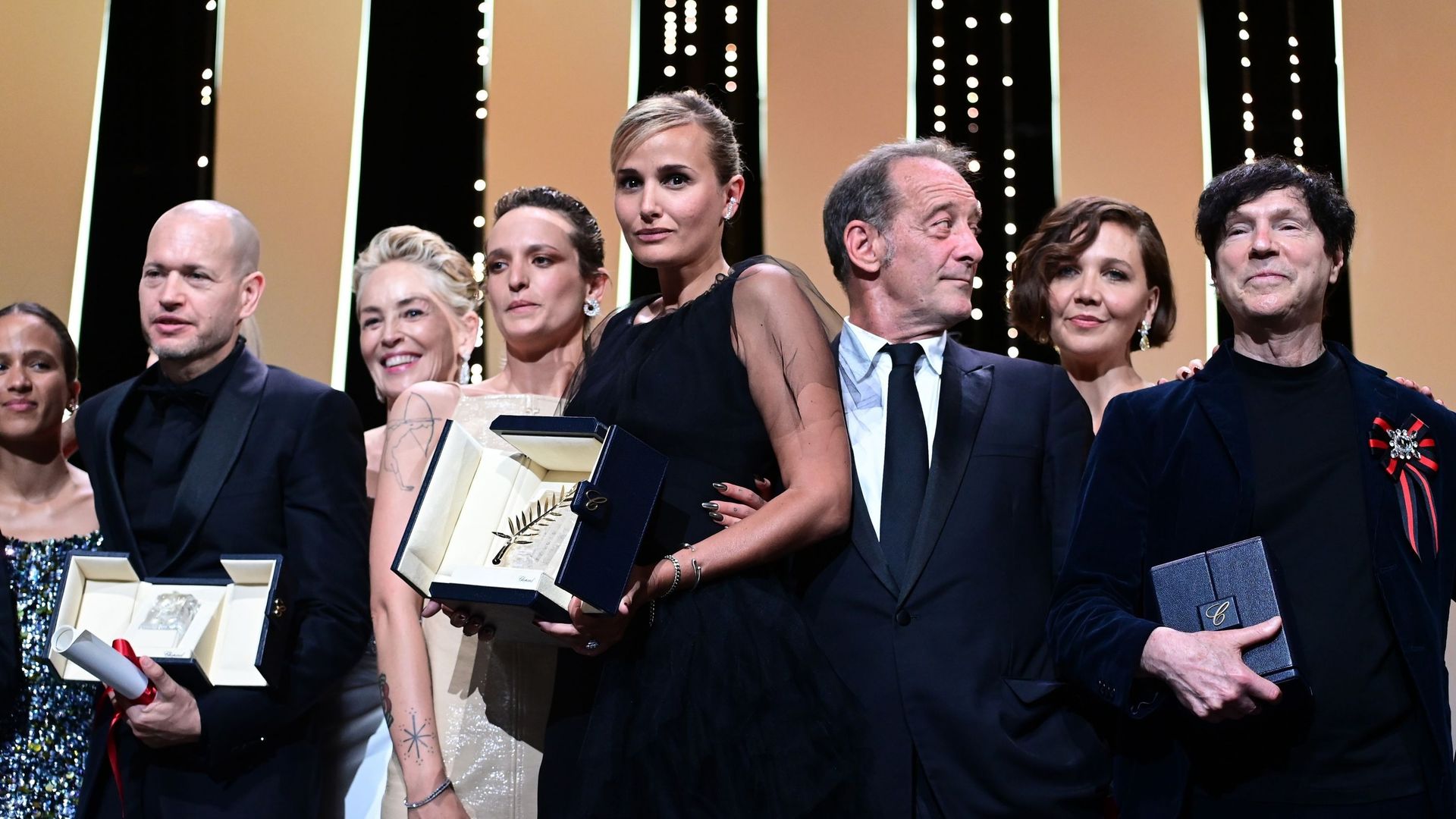 Agathe Rousselle, Julia Ducournau et Vincent Lindon posent avec la Palme d’or du meilleur film pour "Titane" lors de la cérémonie de clôture du 74e Festival de Cannes, le 17 juillet 2021 à Cannes, France.