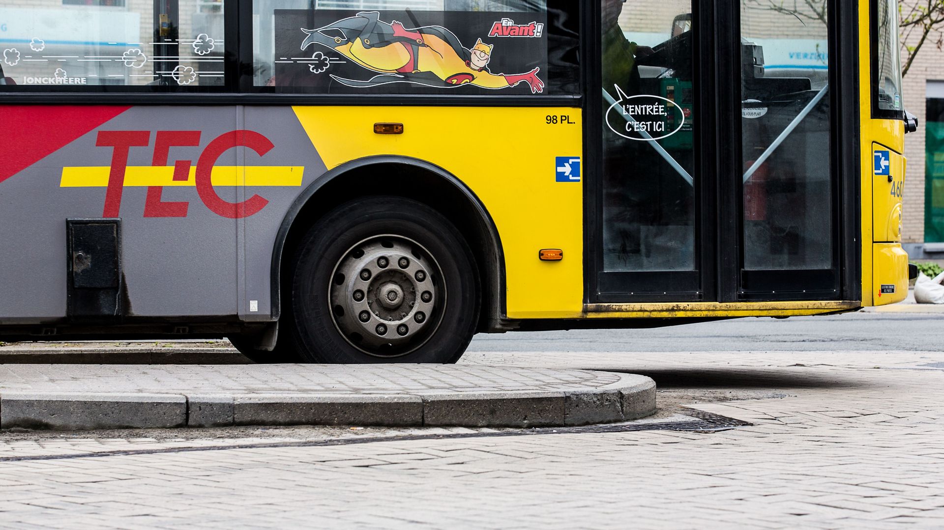 Les bus des TEC bientôt accessibles aux personnes à mobilité réduite