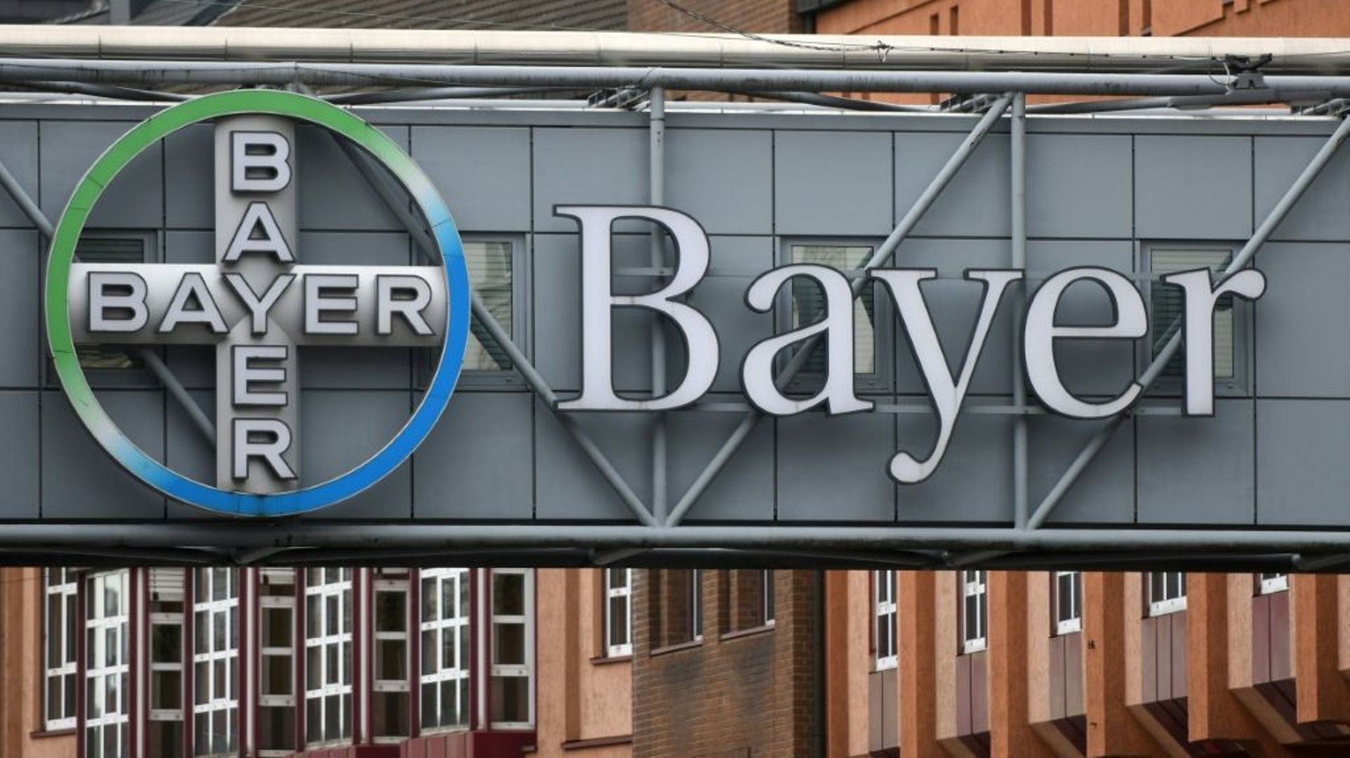 Le logo de Bayer sur le site du groupe à Wuppertal, en Allemagne, le 25 février 2021