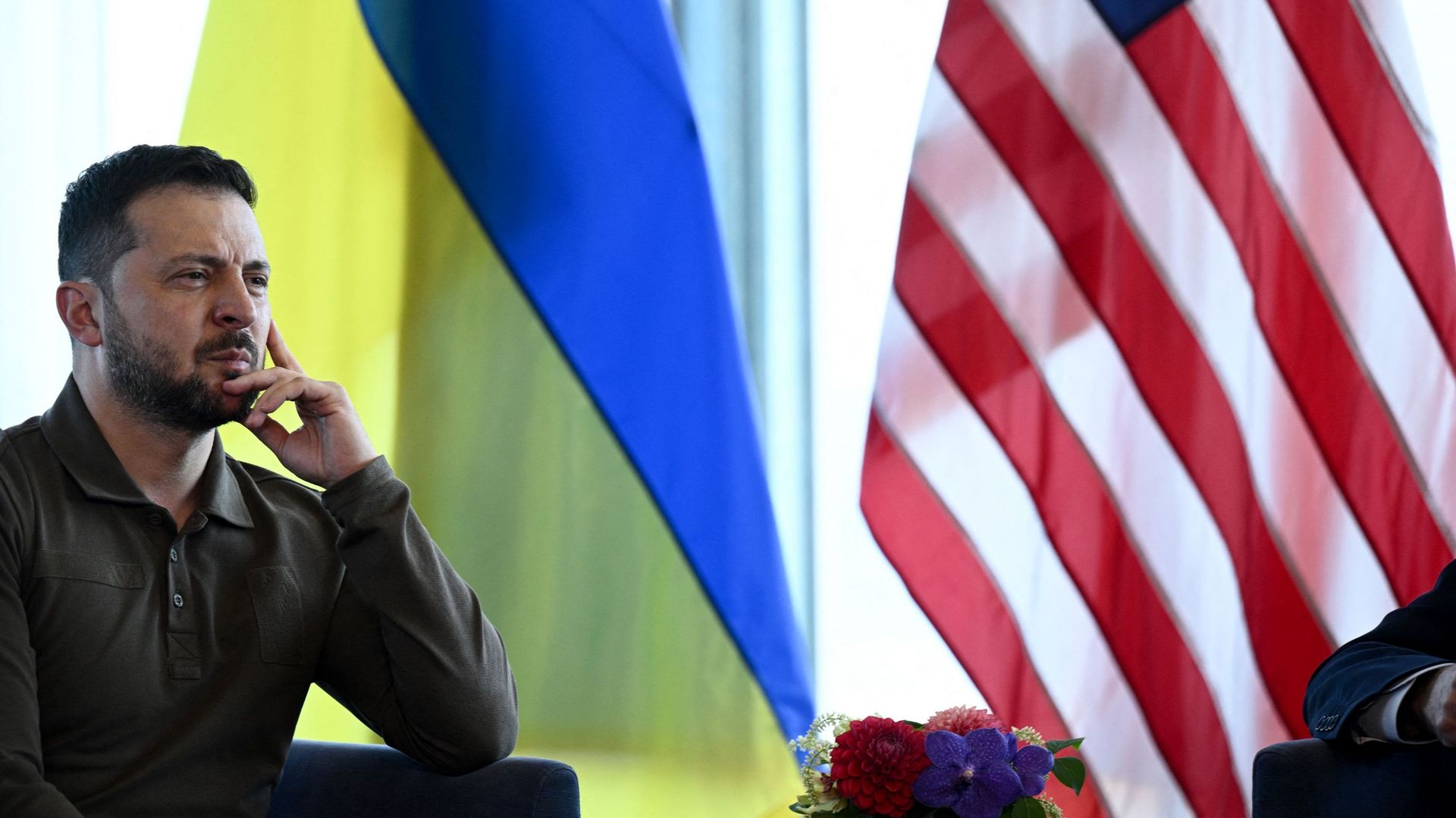 Le président ukrainien Volodymyr Zelensky participe à une réunion bilatérale avec le président américain Joe Biden lors du sommet des dirigeants du G7 à Hiroshima, le 21 mai 2023.