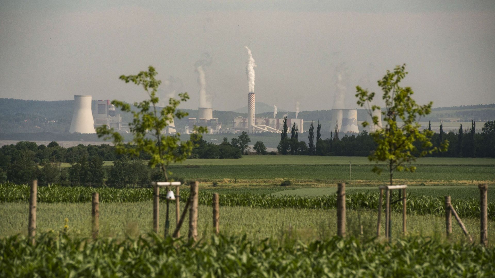 La centrale électrique polonaise au charbon de Turow est vue depuis une colline près du village de Vitkov en République tchèque, le 28 juin 2021.