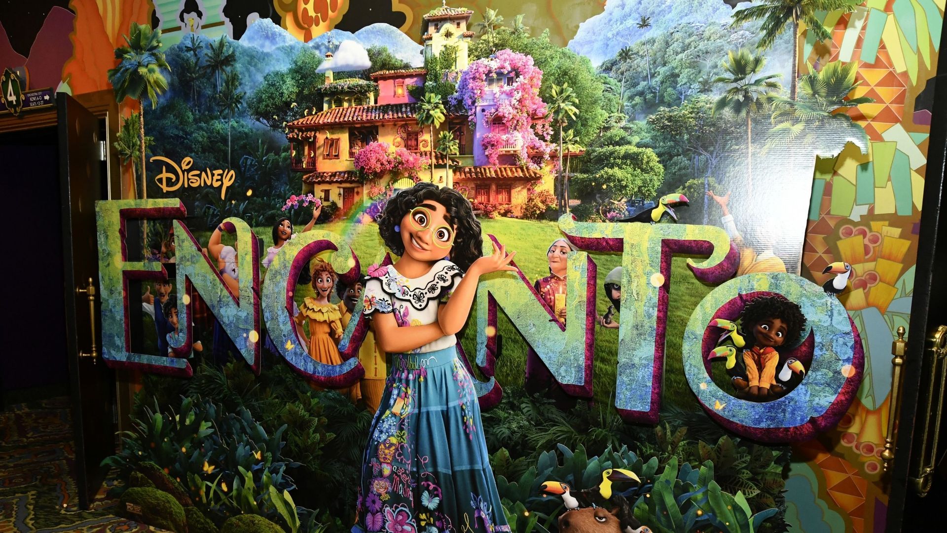 Un step-and-repeat de "Encanto" lors de la soirée d'ouverture pour les fans de "Encanto" de Disney au El Capitan Theatre le 23 novembre 2021 à Los Angeles, Californie.