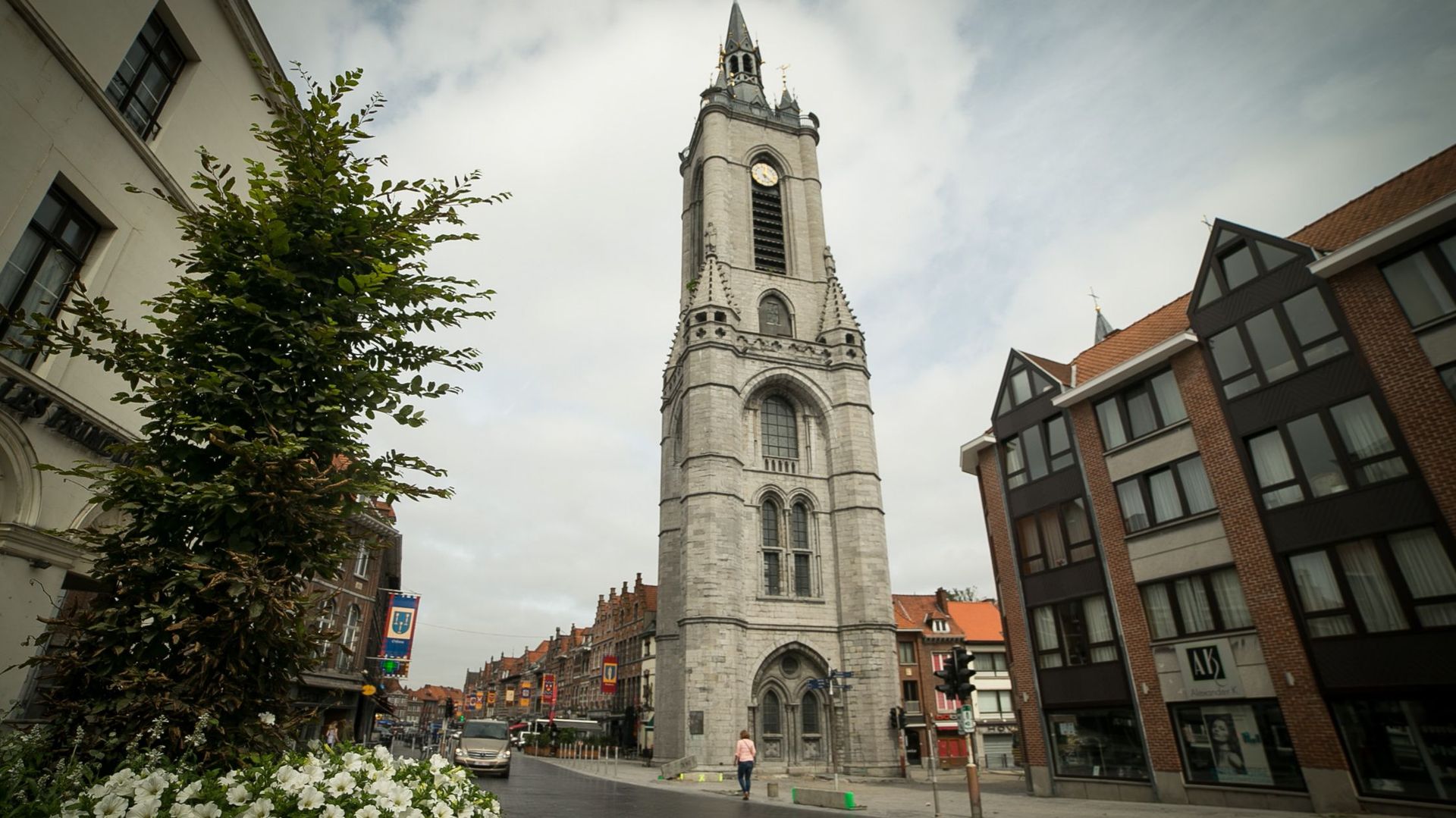 Haut de 72 mètres et surplombant la Grand-Place, le plus ancien beffroi de Belgique a occupé plusieurs rôles importants dont celui de tour de guet, de prison ou encore d’hôtel de ville. Il est situé à quelques mètres de la Cathédrale Notre-Dame de Tournai