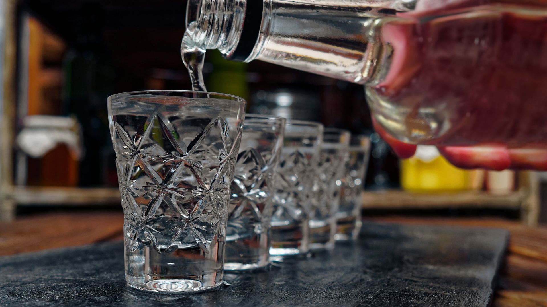 "Les gels désinfectants doivent contenir au moins 60% d'alcool. La vodka artisanale Tito's contient 40% d'alcool et ne respecte donc pas" ces recommandations, indique le message.