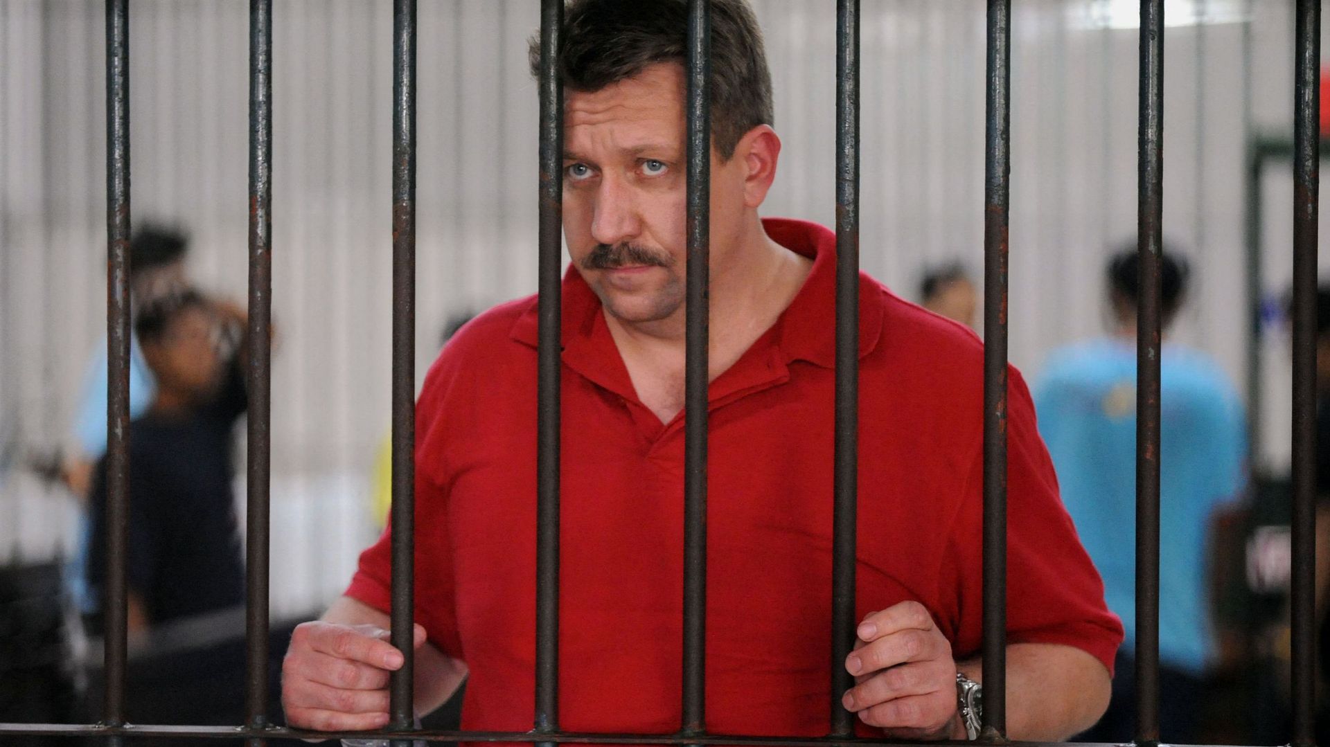 (FILES) Dans cette photo d’archive prise le 8 mars 2008, le marchand d’armes russe Viktor Bout attend au centre de détention d’un tribunal pénal à Bangkok. Le président américain Joe Biden a déclaré le 12 décembre 2022 que la star américaine du basket-bal