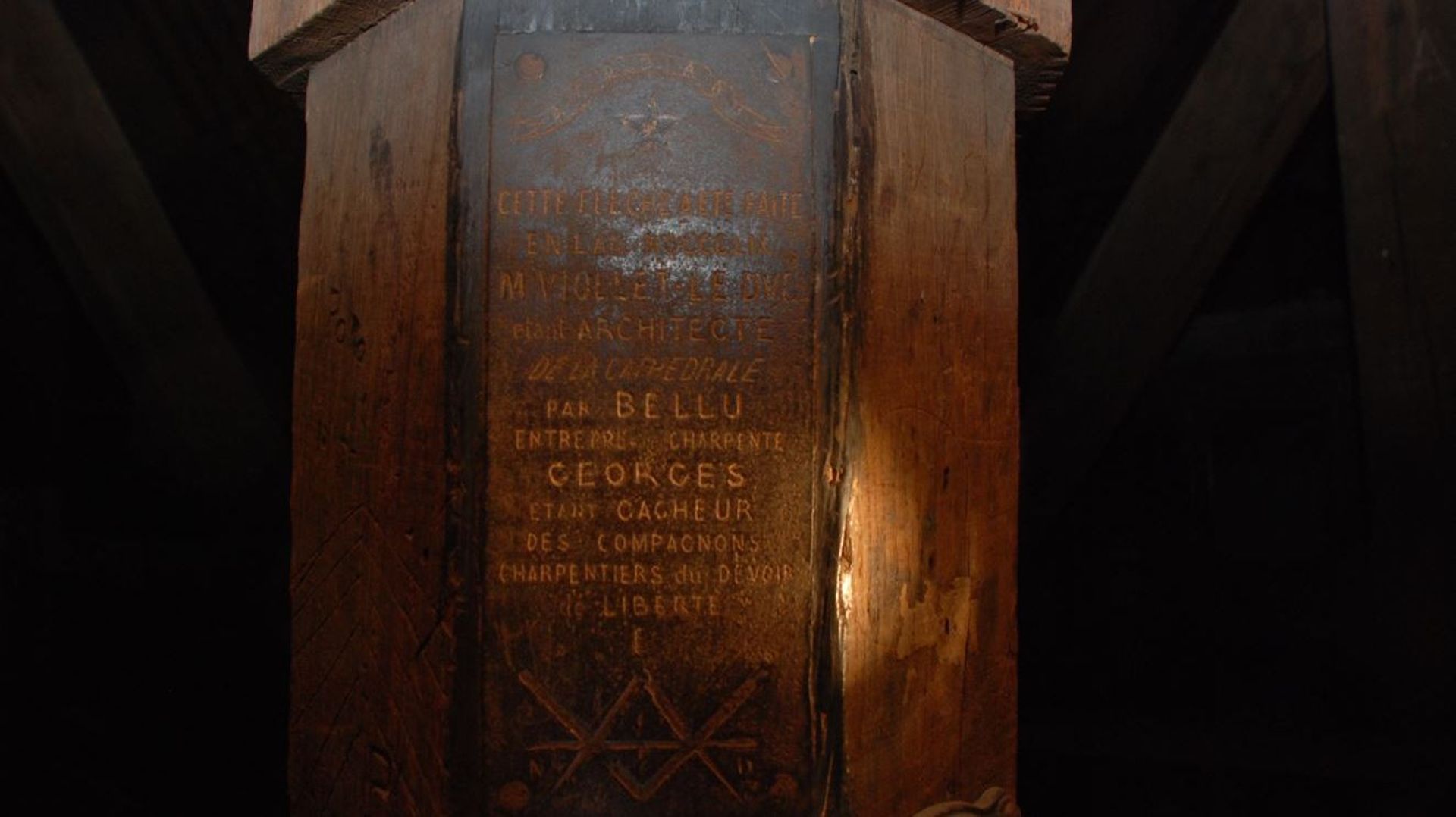 "Cette flèche a été faite en l'an MCCCLIX (1859) M. VIOLLET-LE DUC etant ARCHITECTE" témoignait ce texte gravé dans une charpente de Notre-Dame de Paris