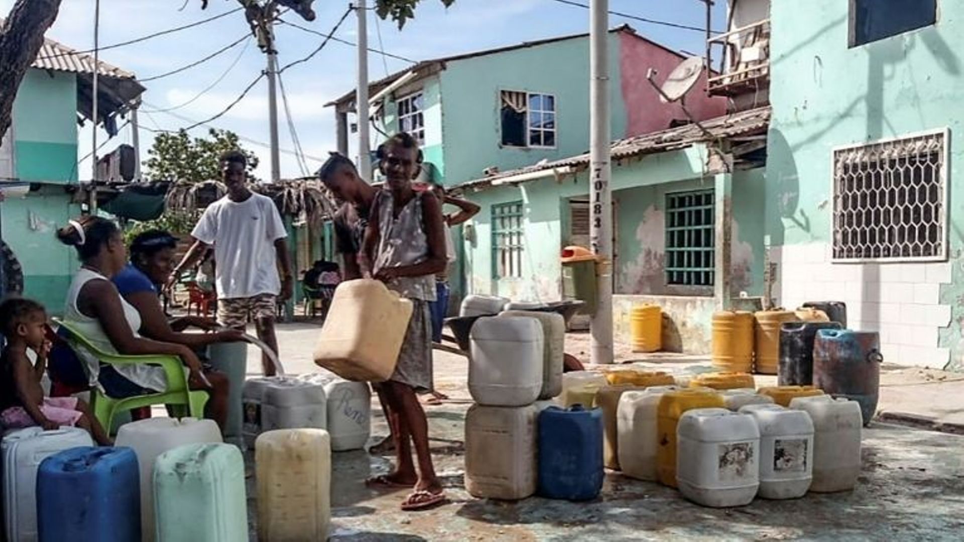 Des habitants de Santa Cruz del Islote s'approvisionnent en eau, le 17 juin 2020.