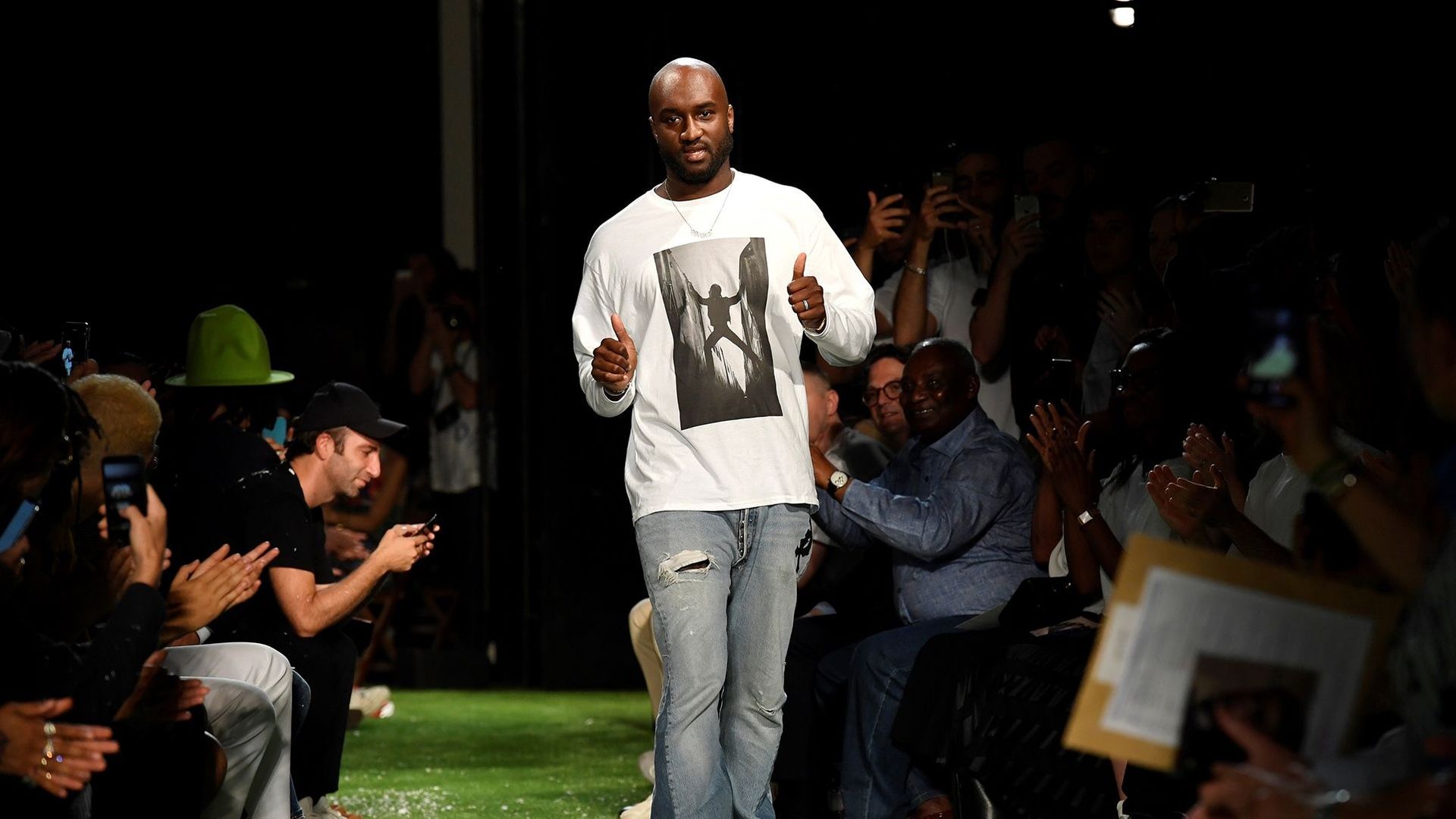 Pionnier et légende du graffiti new-yorkais, Dondi White (1961-1998) a inspiré le créateur américain Virgil Abloh, qui présentait le défilé de son label Off-White, à la veille de son premier show pour Louis Vuitton homme.