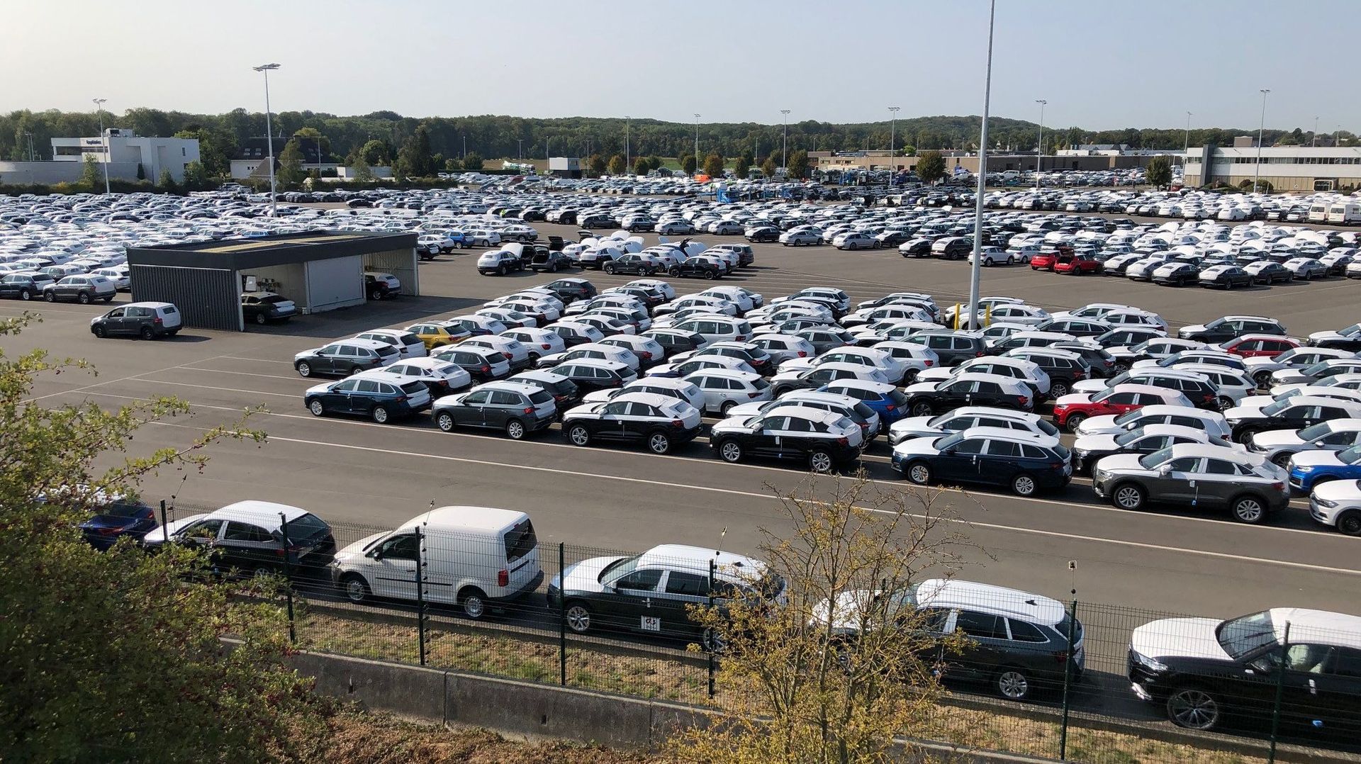 Des milliers de voitures en attente d'être livrées : le groupe Volkswagen est leader mondial