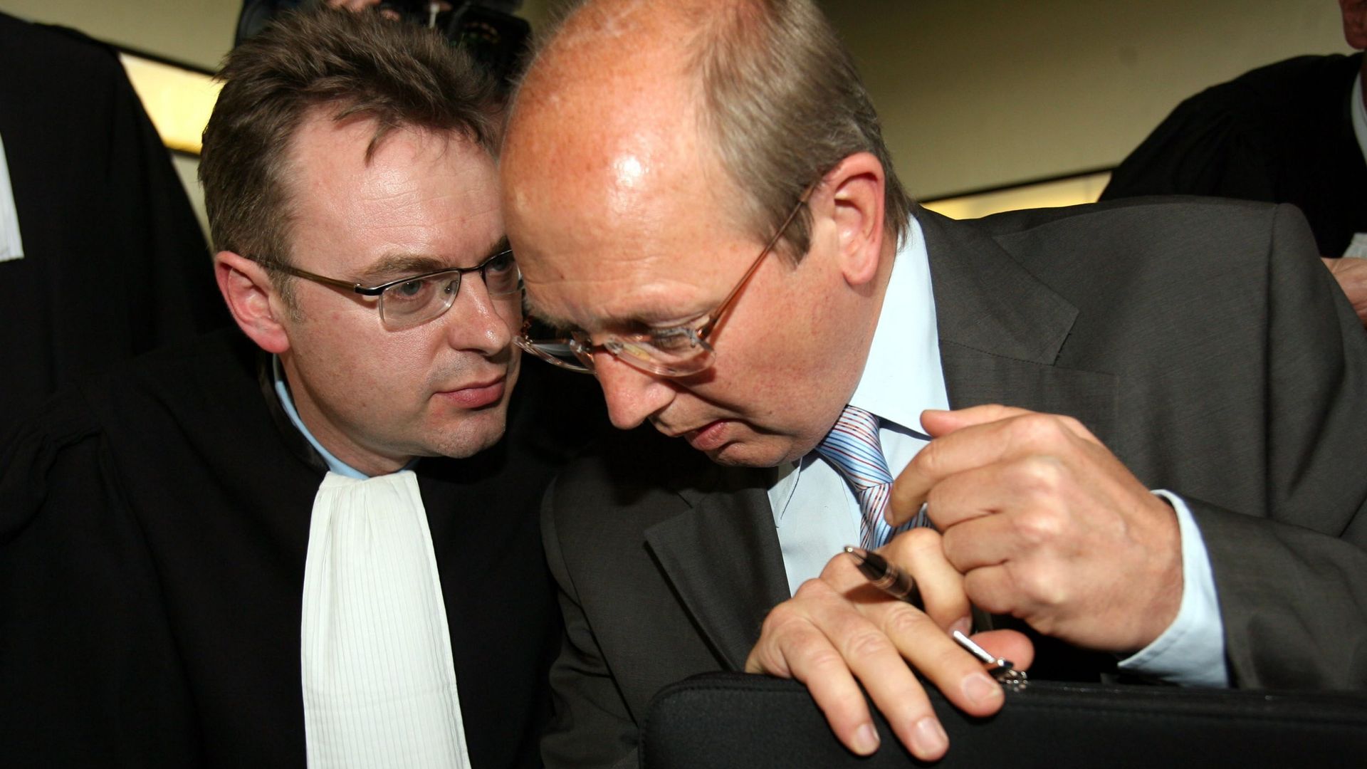 Jean-Louis Dupont (à gauche), l’avocat belge qui cause tant de nuits blanches à la FIFA et à l’UEFA