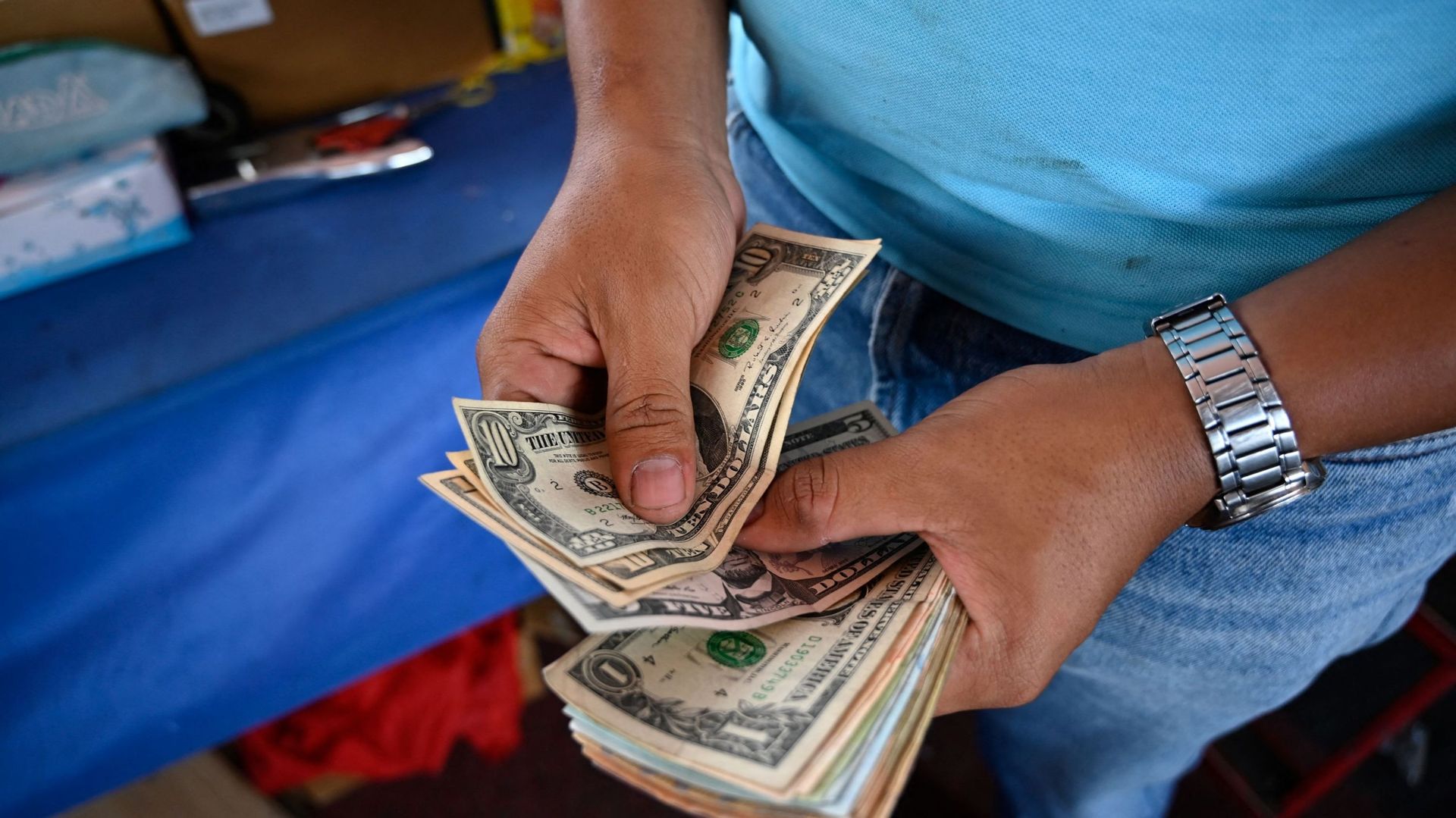 Hyperinflation au Venezuela : le cours de la monnaie divisé par un million, comment l’expliquer ?