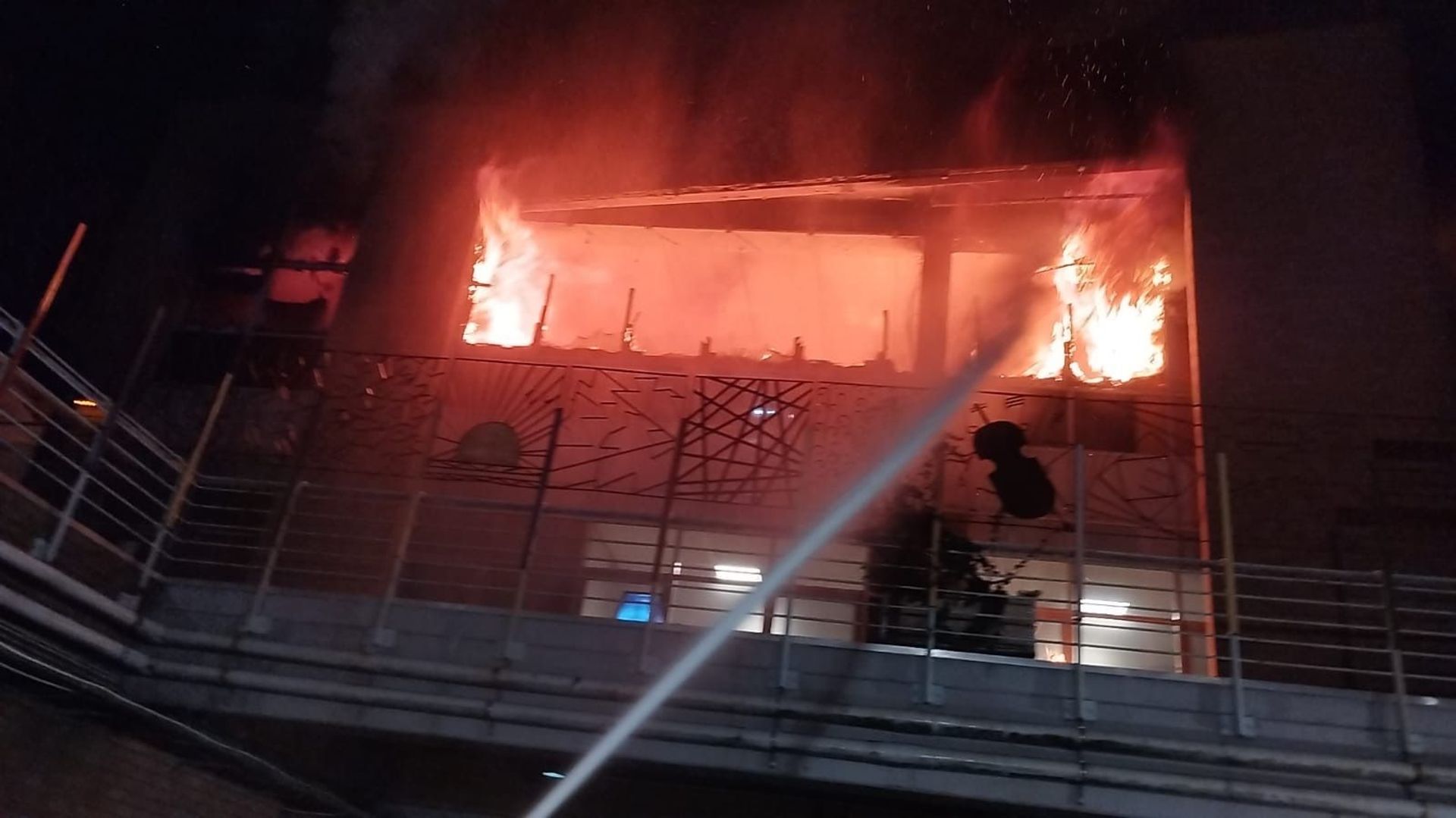Les pompiers de Bruxelles éteignent l’incendie du centre d’accueil "La Porte d’Ulysse", vendredi 17 mars 2023, à Schaerbeek.