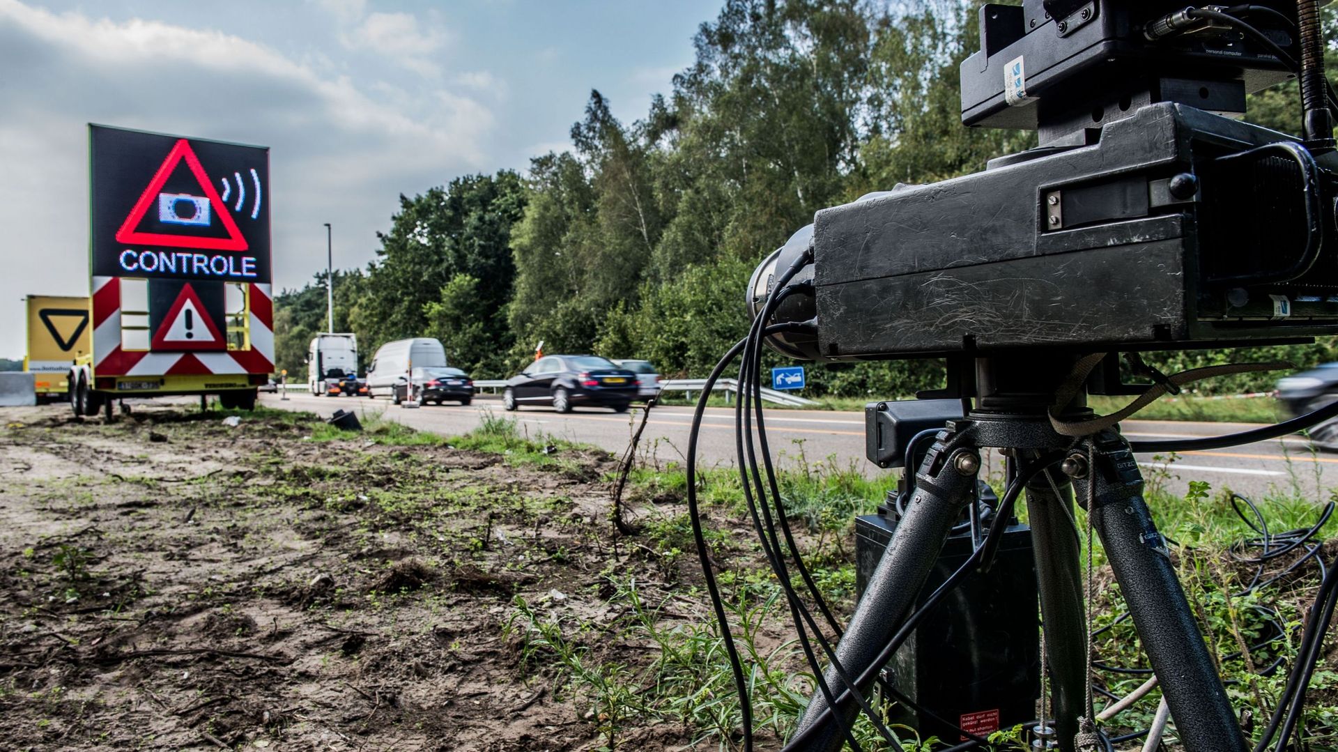 Un radar installé le long d'une route en Belgique