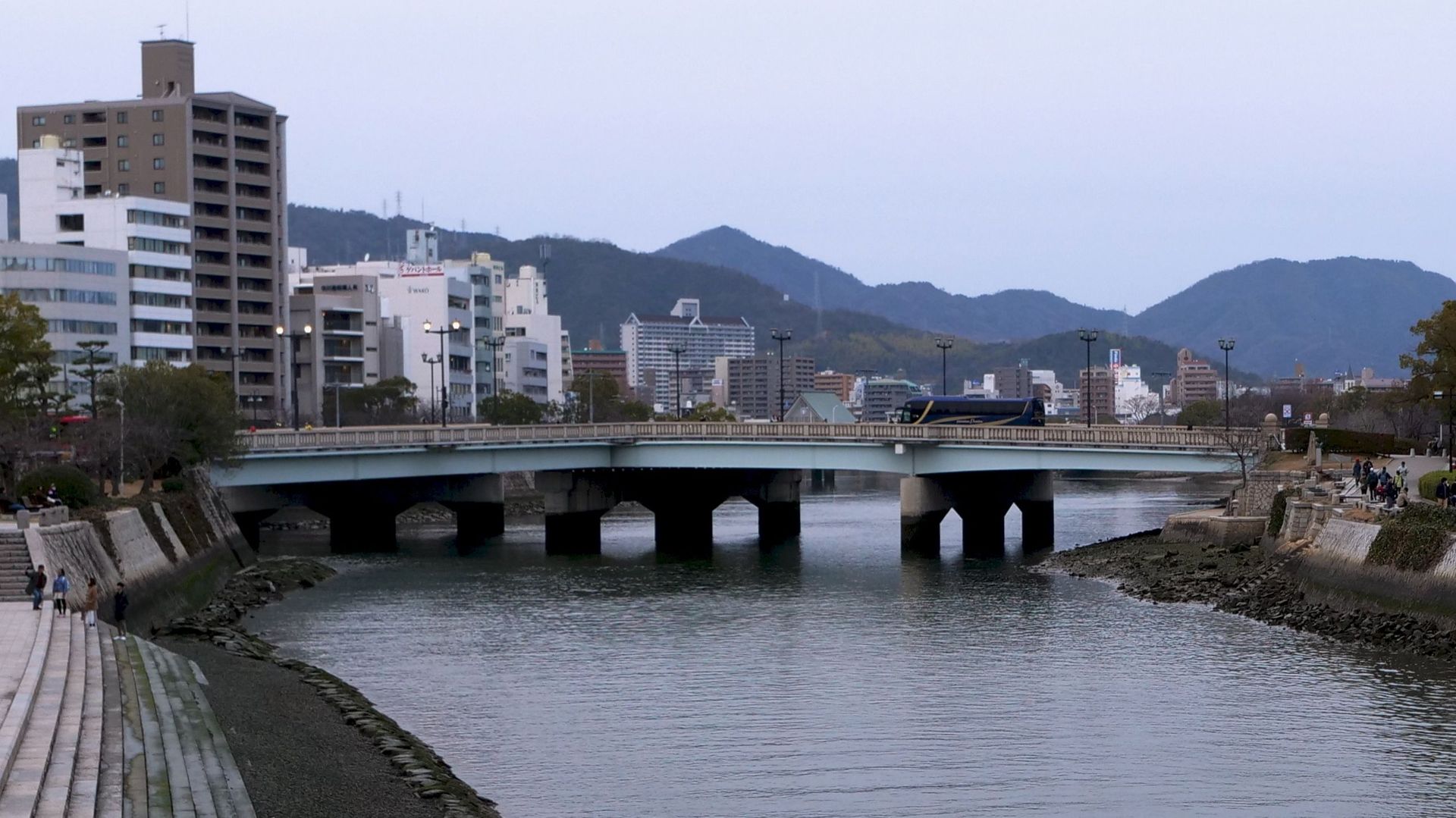 Le pont était visé par les bombardiers pour sa forme en T facilement reconnaissable.