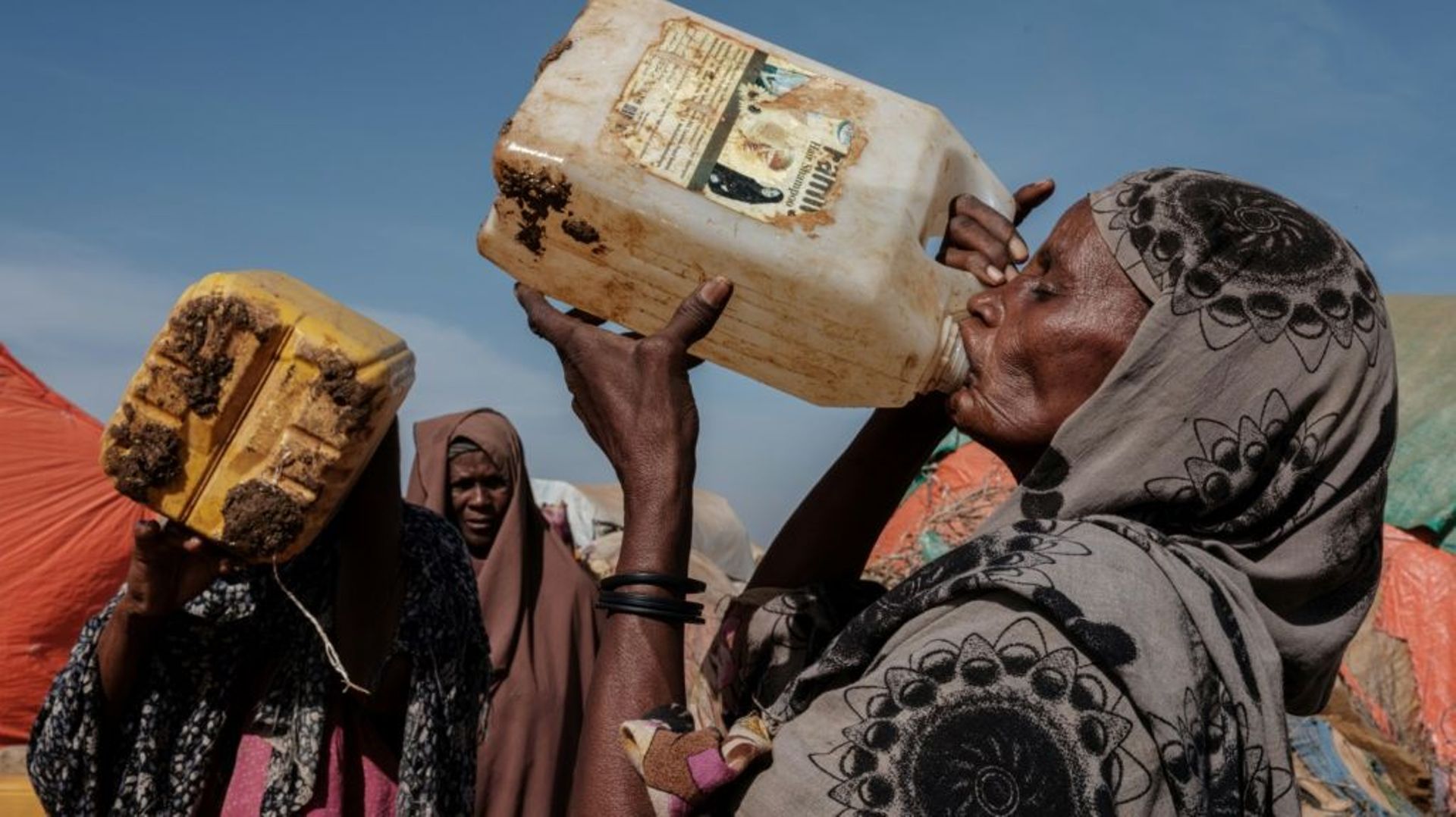 Distribution d’eau dans le camp de déplacés de Muuri à Baidoa, en Somalie, le 13 février 2022