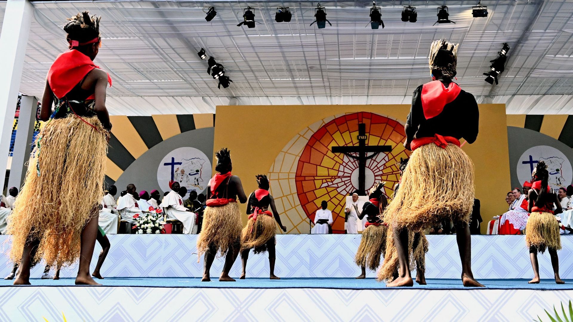 Des danseurs se produisent pendant la cérémonie d'accueil alors que le Pape François rencontre des jeunes et des catéchistes au Stade des Martyrs à Kinshasa, en RDC, le 2 février 2023.