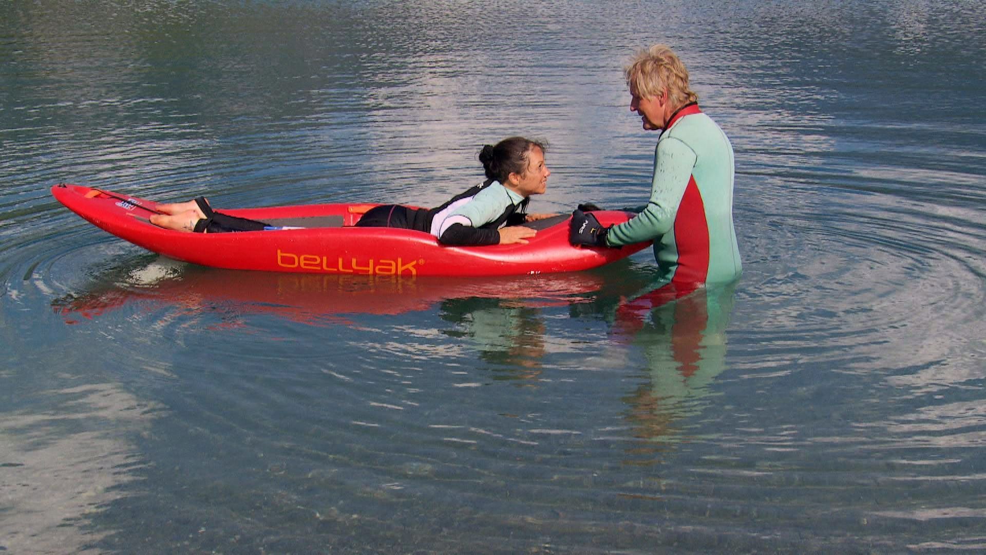 Extrait du documentaire "Jeunes et paraplégiques". Silke et son compagnon nagent dans une rivière. 