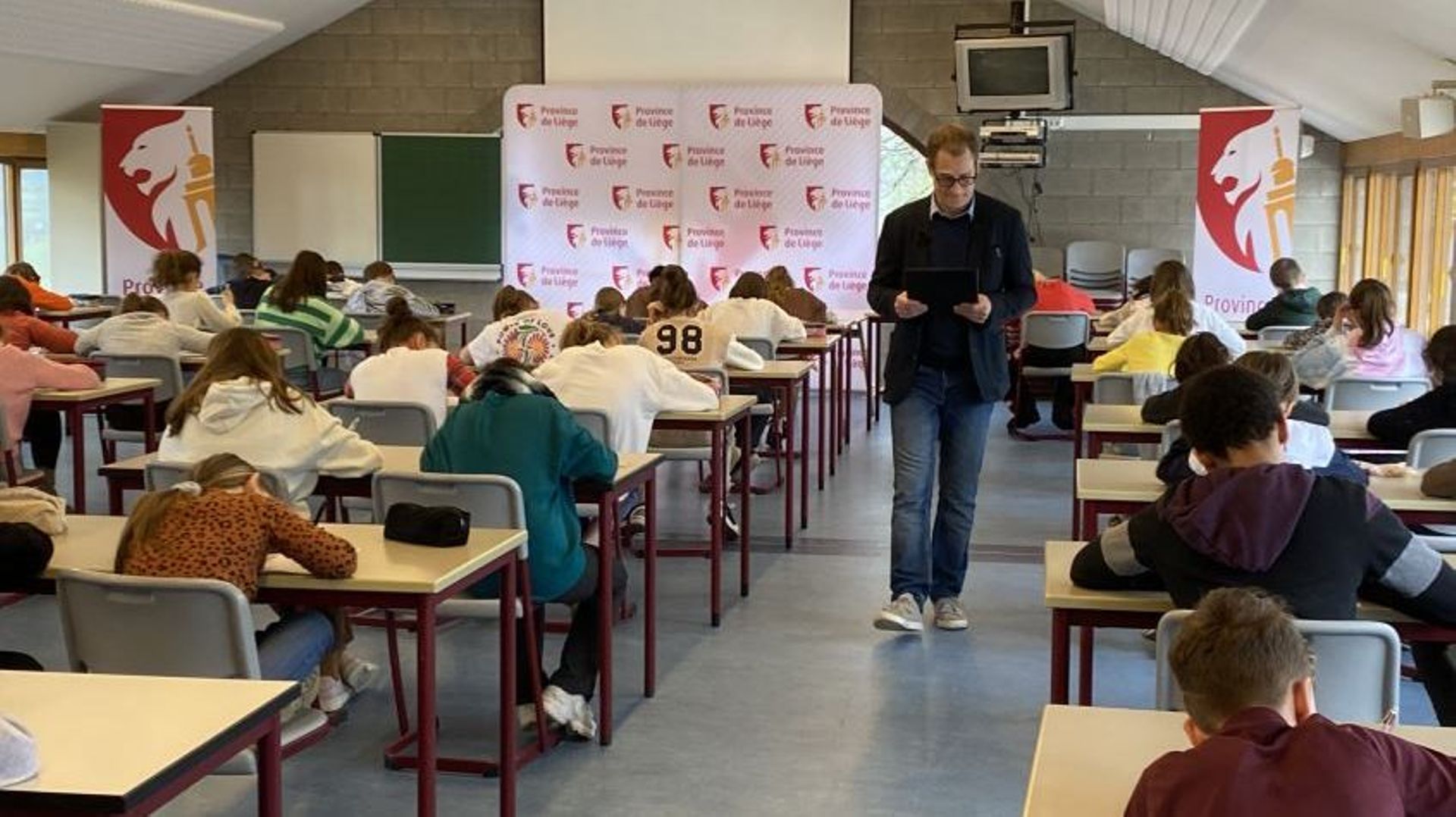 C’est Kiki l’innocent, alias Martin Charlier, qui procède à la lecture de la dictée.