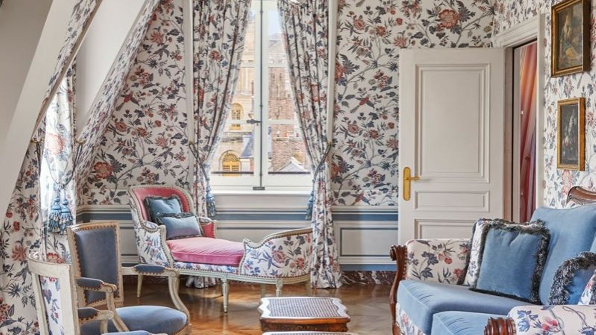 Motifs inspirés du Petit Trianon, où l’ancienne reine Marie-Antoinette a vécu. Suite de Madame de Staël.