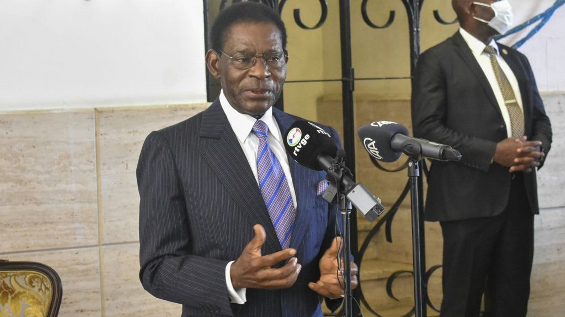 Le président équato-guinéen Teodoro Obiang Nguema Mbasogo parle à la presse après avoir voté, à Malabo le 20 novembre 2022.
