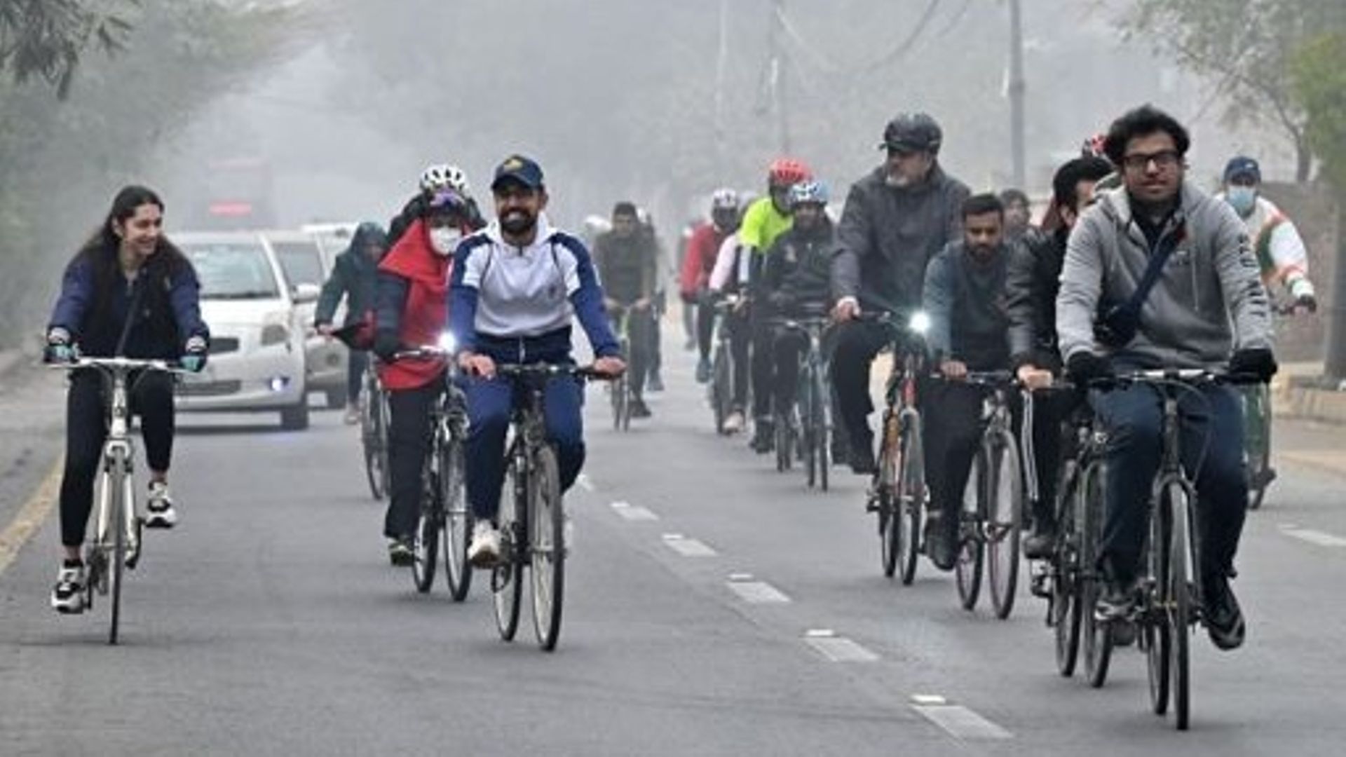 Au Pakistan, des cyclistes bravent la ville pour convaincre les automobilistes d'abandonner leur voiture.