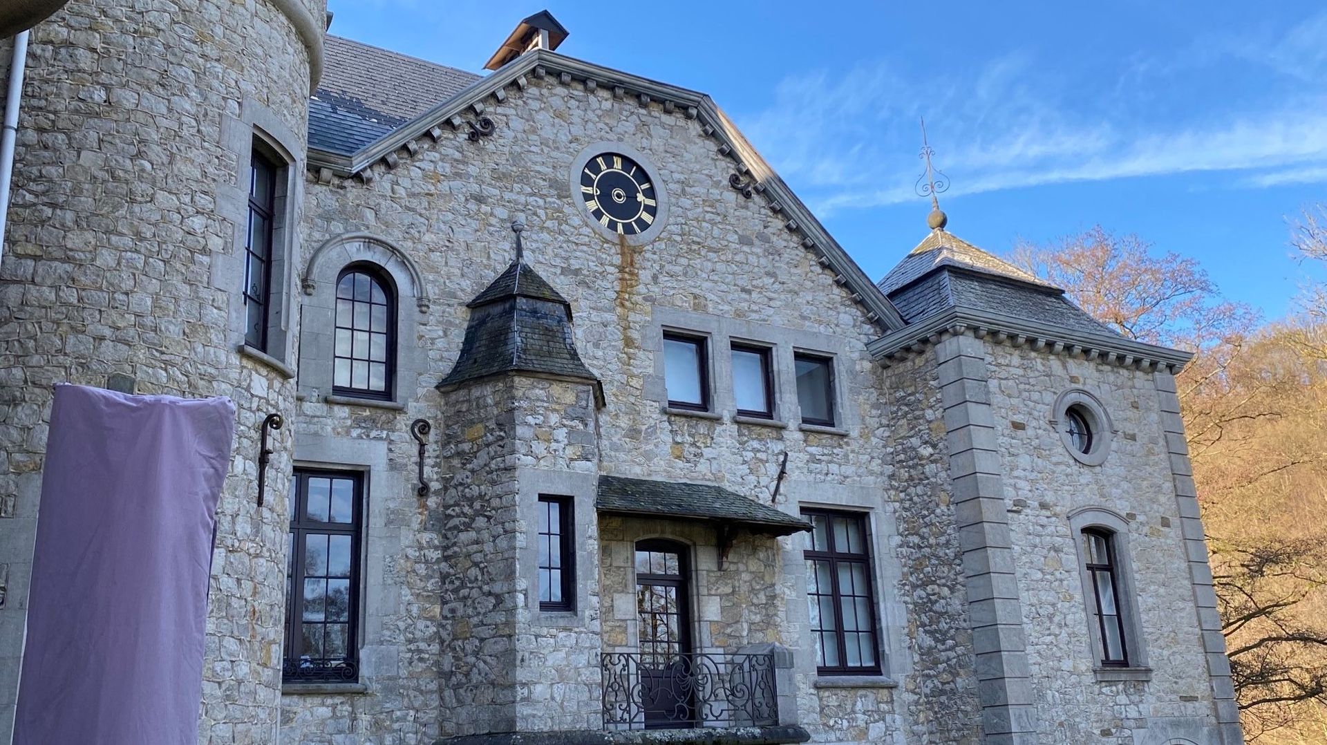 Le château de Lassus et son horloge rénovée.