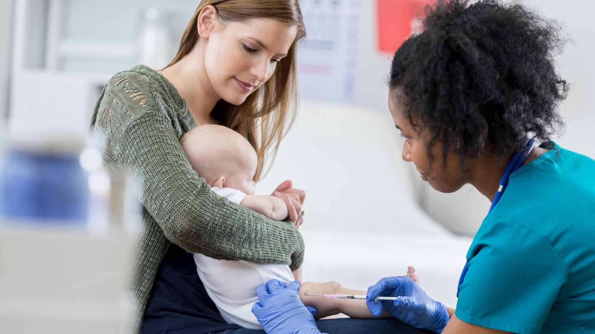 Malgré le confinement, les pédiatres appellent à ne pas reporter la vaccination des bébés.