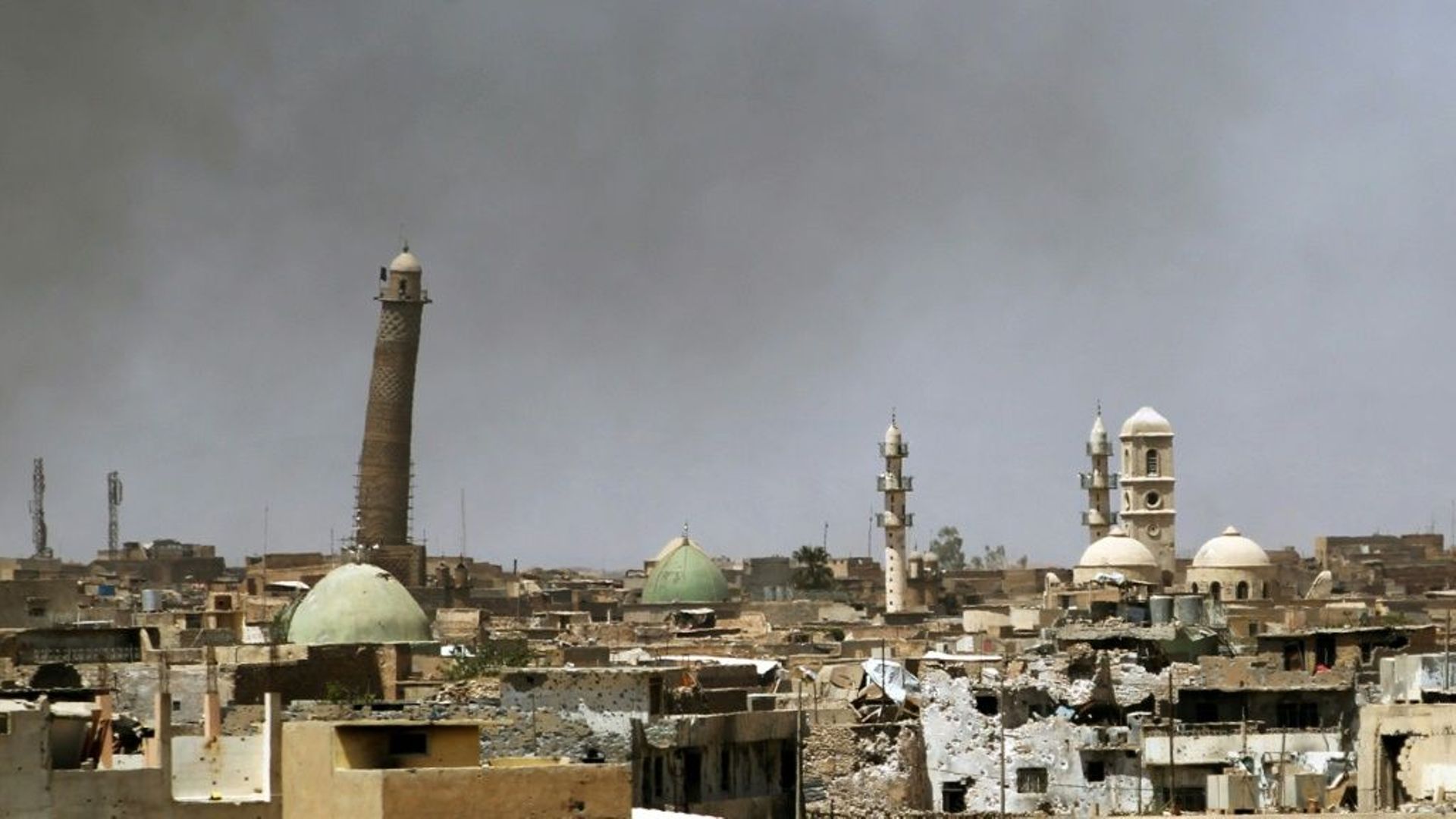 Vue des minarets près de la mosquée Al-Nouri, le 24 mai 2017 dans la vieille Ville de Mossoul