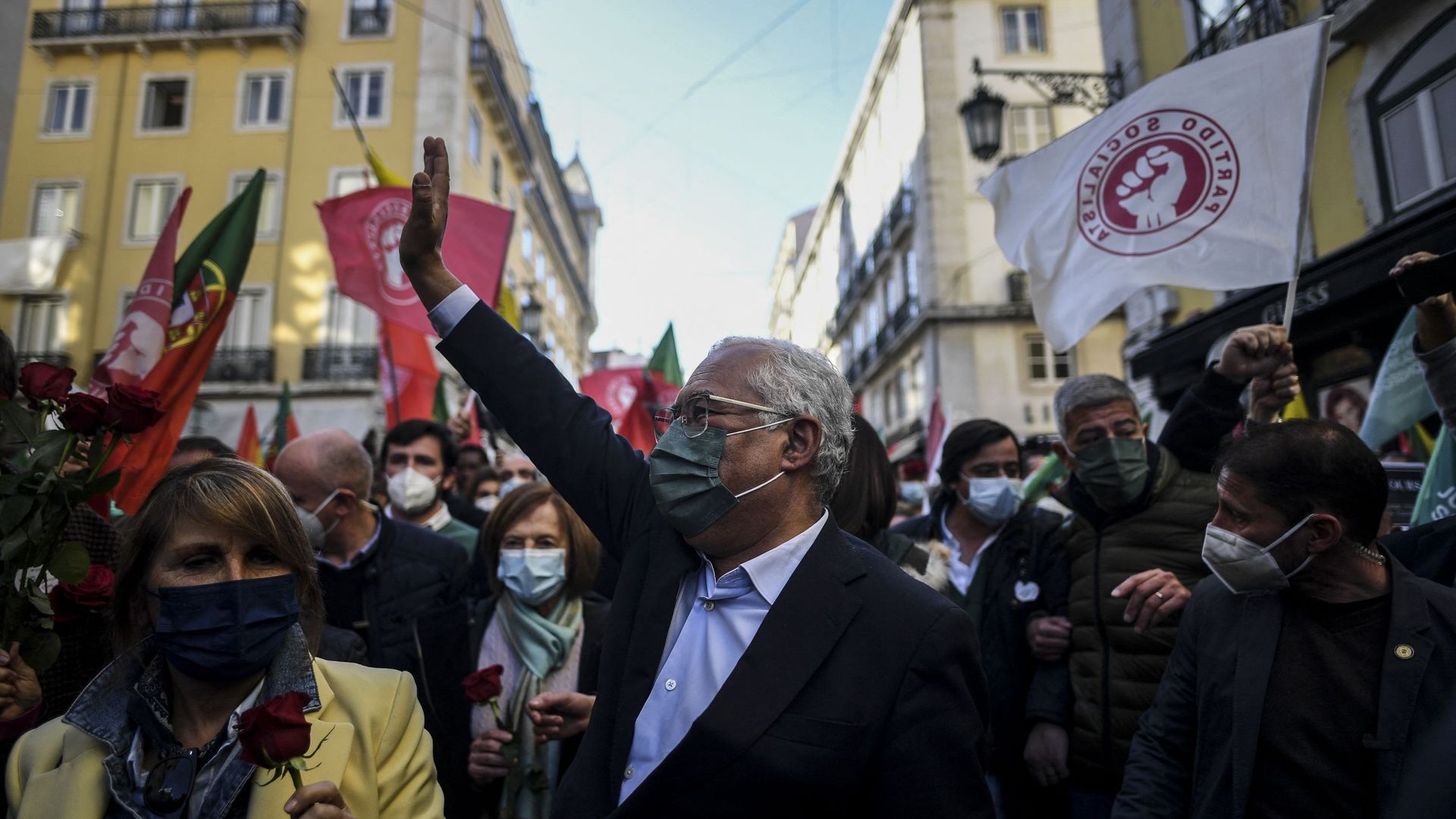 Le Premier ministre portugais sortant et leader du parti socialiste (PS) Antonio Costa lors d'un rassemblement de campagne dans la rue avant les élections générales du Portugal, à Lisbonne, le 28 janvier 2022