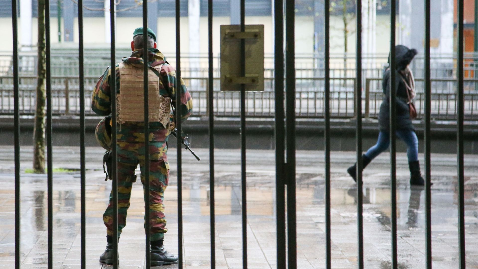 Des militaires devant la chambre du conseil de Bruxelles le 14 janvier 2016.