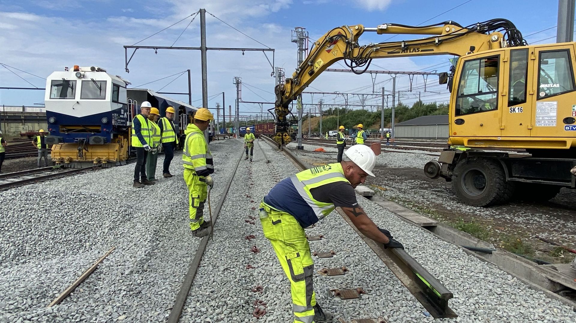 Installation de nouveaux aiguillages sur le rail en Région bruxelloise, cela doit notamment permettre de développer le transport de marchandises.