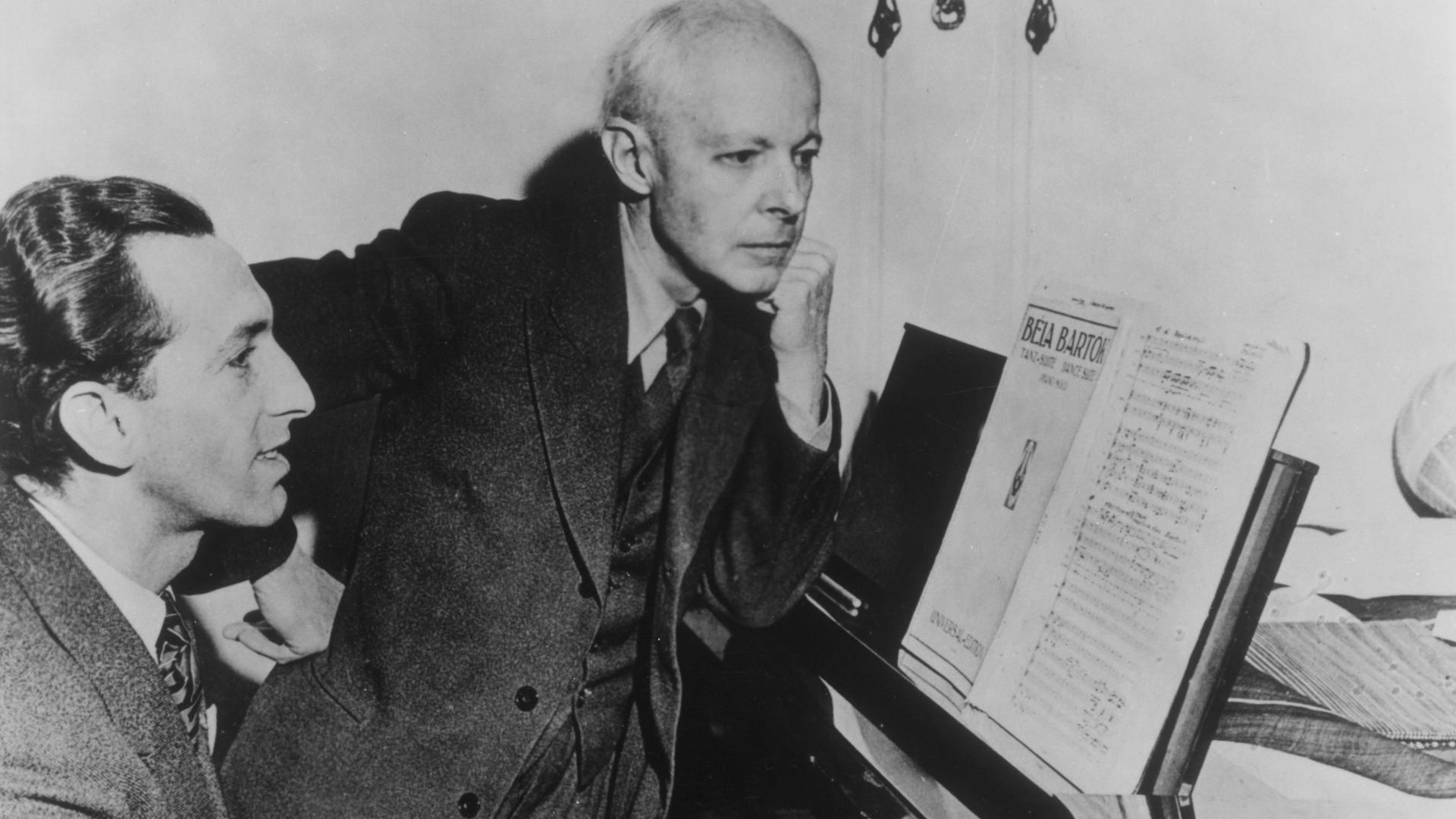 Bartók, à côté du György Sándor en train d'interpréter une de ses œuvres (cliquer pour afficher la photo en entier).