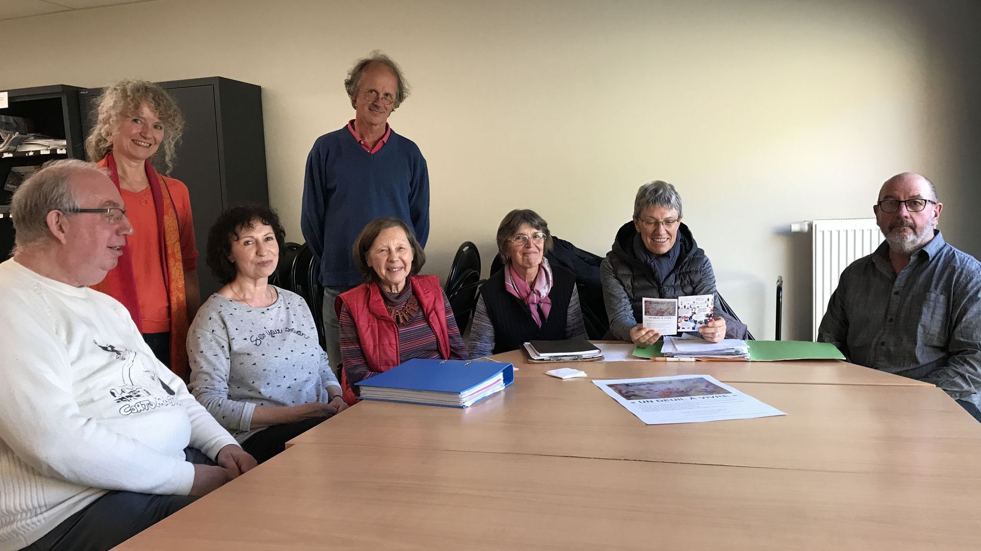 Une équipe de bénévoles est présente pour écouter les personnes endeuillées.