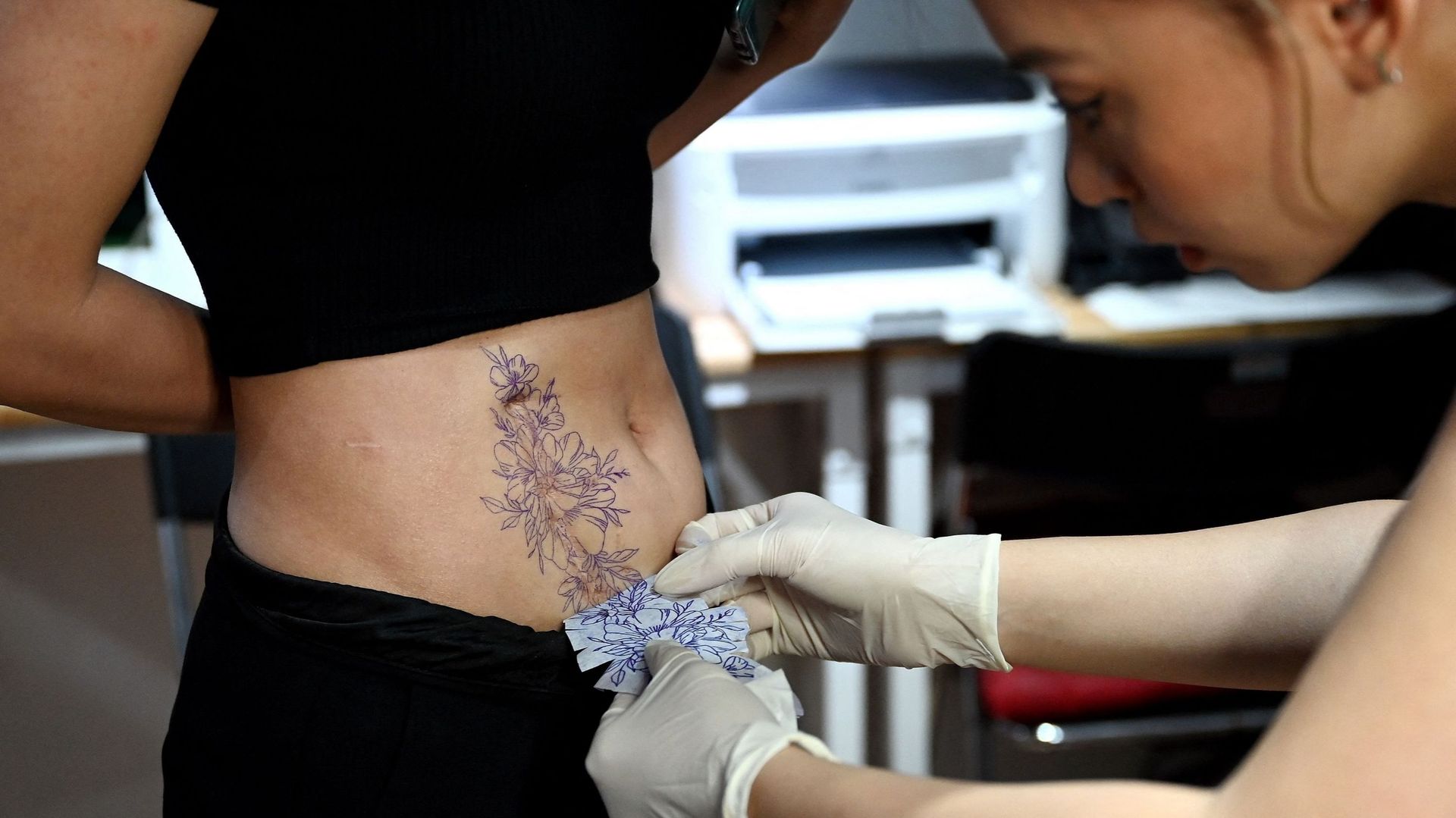 Au Vietnam, des femmes pansent leurs plaies par le tatouage