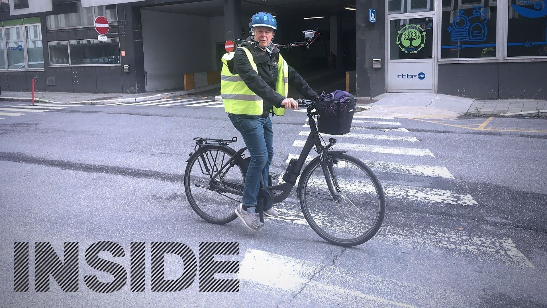 Eric Boever à vélo pour un reportage sur le dimanche sans voiture à Bruxelles
