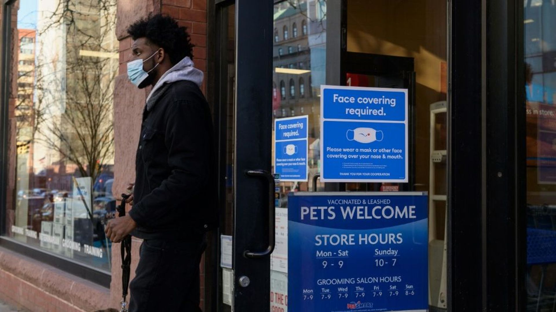 Un homme masqué sort d'un magasin à New York le 26 janvier 2022.