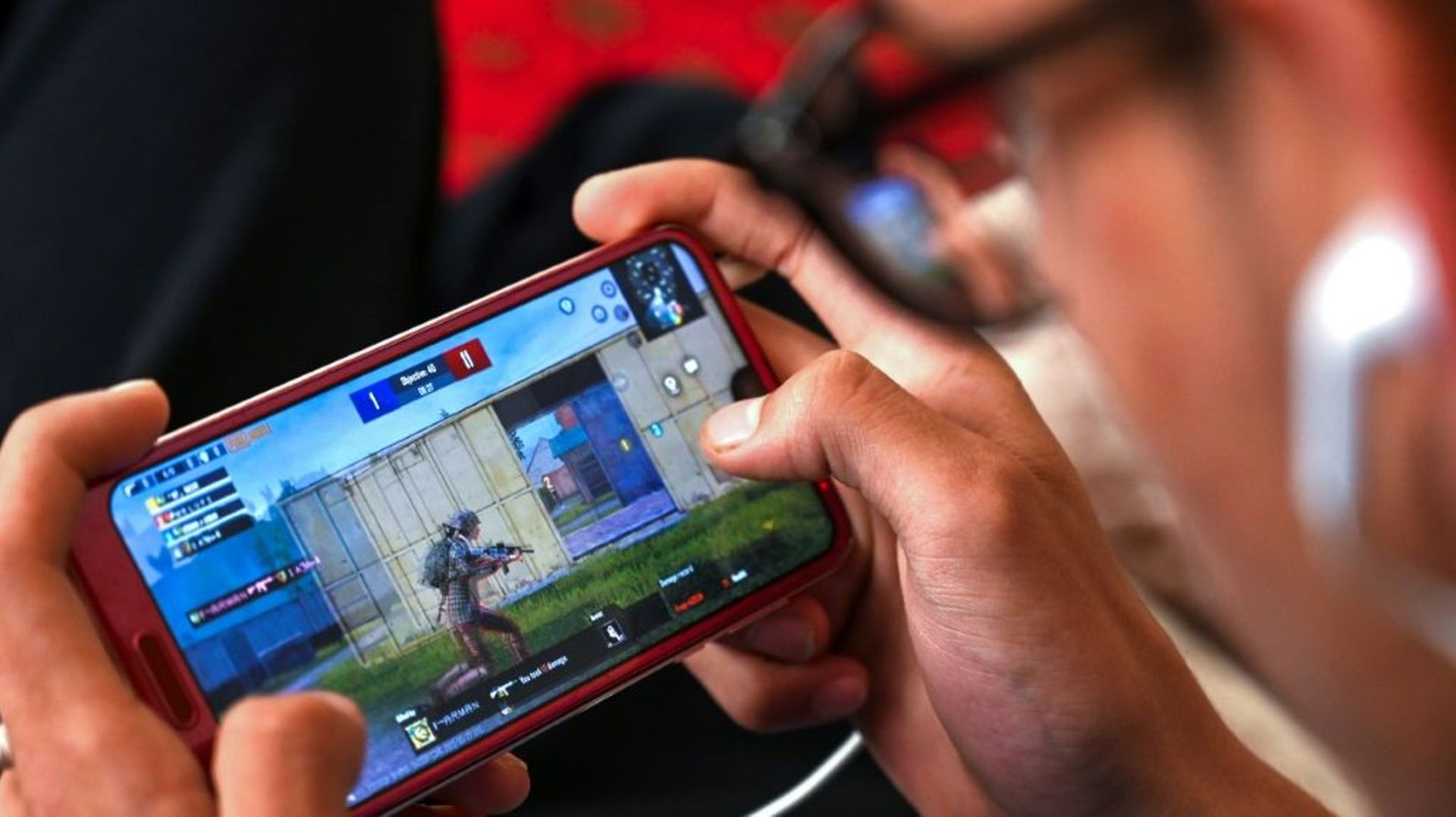 Un jeune Afghan joue au jeu vidéo PUBG que les talibans veulent interdire, le 27 mai 2022 à Kaboul.