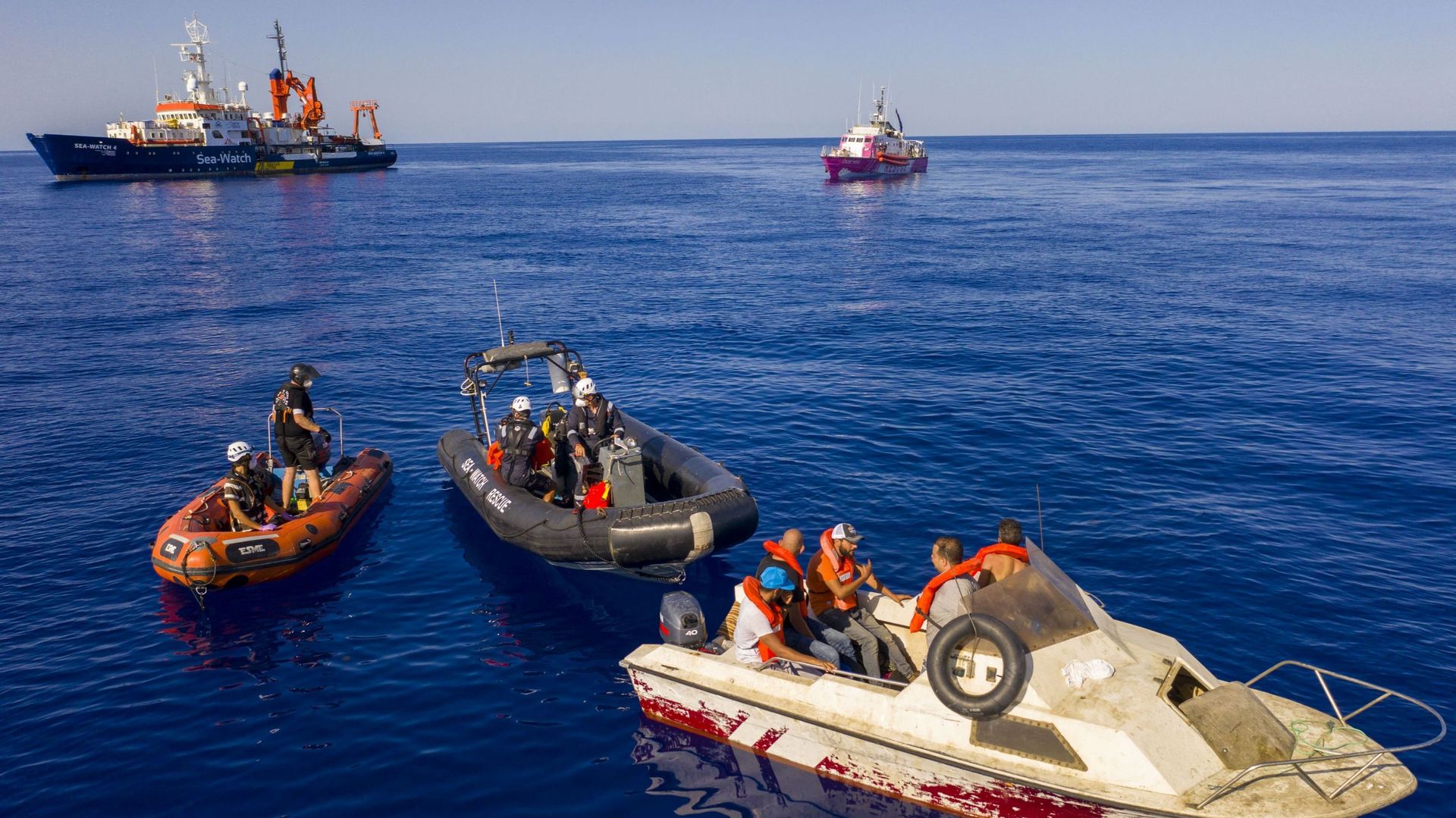 Deux navires humanitaires au secours du bateau affrété par Banksy en Méditerranée