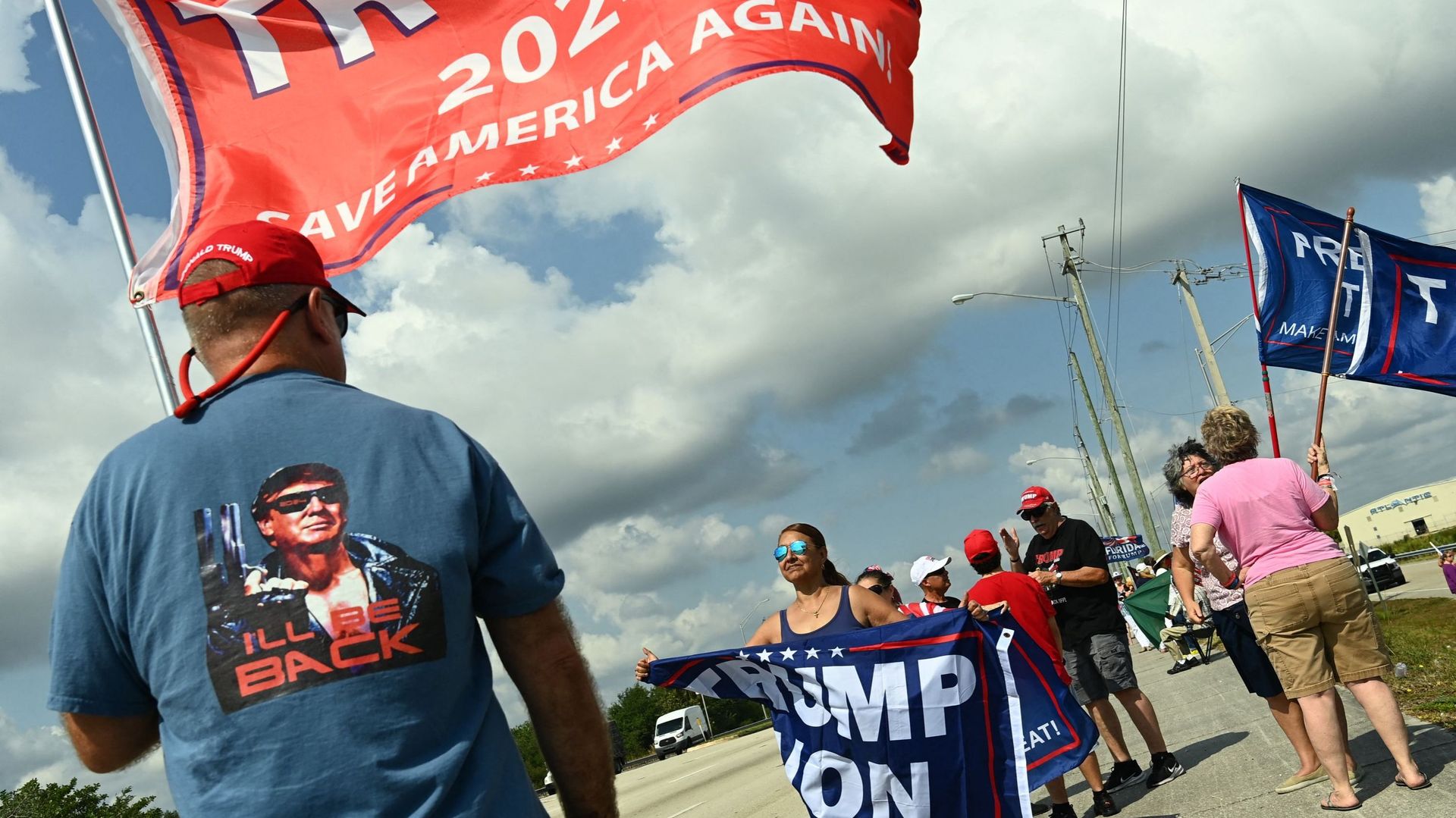 Les partisans de l'ancien président américain Donald Trump se rassemblent à l'aéroport international de Palm Beach à West Palm Beach, en Floride, le 3 avril 2023.