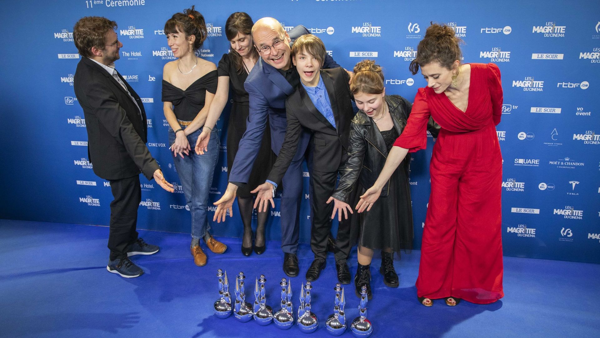 L'équipe du film "Un Monde", réalisé par Laura Wandel, pose après avoir remporté sept Magrittes lors de la cérémonie de remise des "Magritte du Cinéma", samedi 12 février 2022, à Bruxelles. 