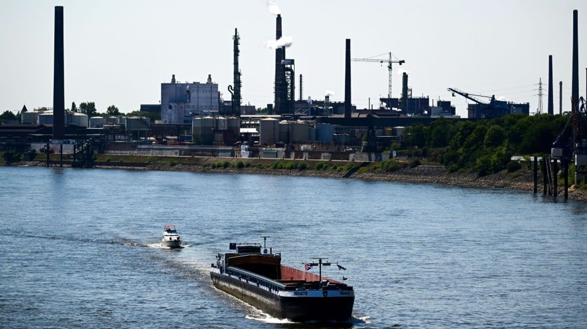 Un navire de transport déchargé se déplace sur les eaux basses du Rhin à Duisburg, dans l'ouest de l'Allemagne le 9 août 2022 