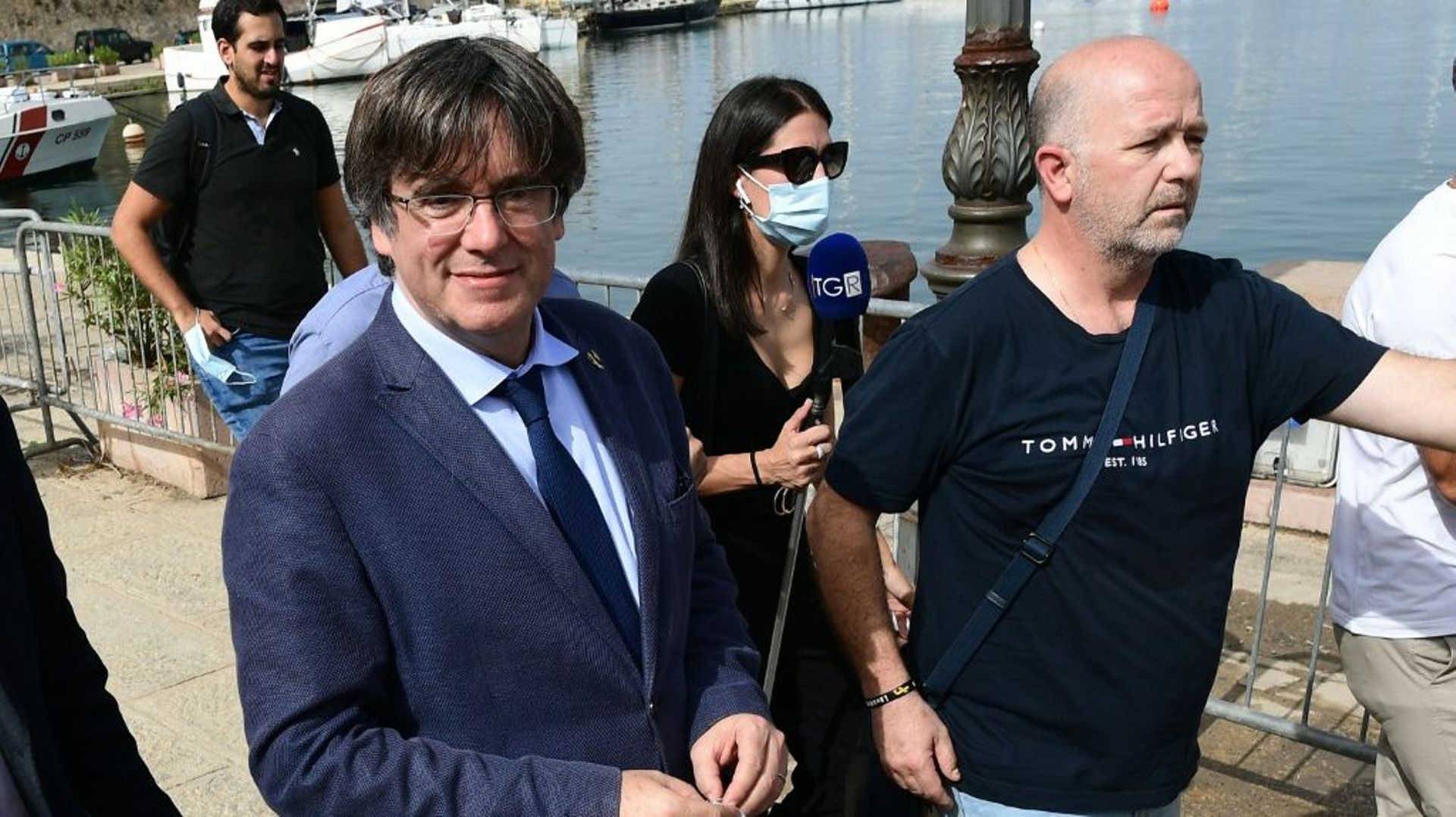 L’ex-président de Catalogne et eurodéputé Carles Puigdemont (G) à Alghero (Sardaigne), le 25 septembre 2021.