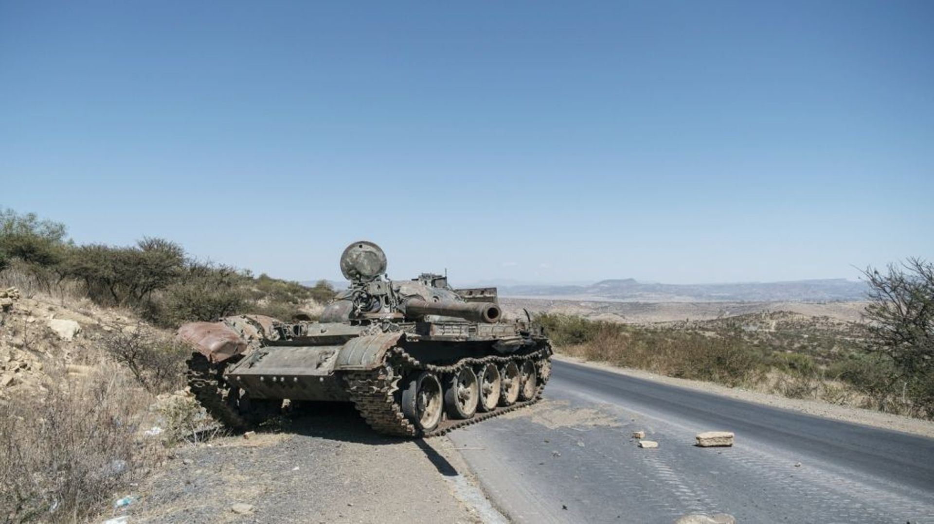 Un char abandonné sur une route du Tigré, une région du nord de l'Ethiopie en proie à la guerre, le 26 février 2021