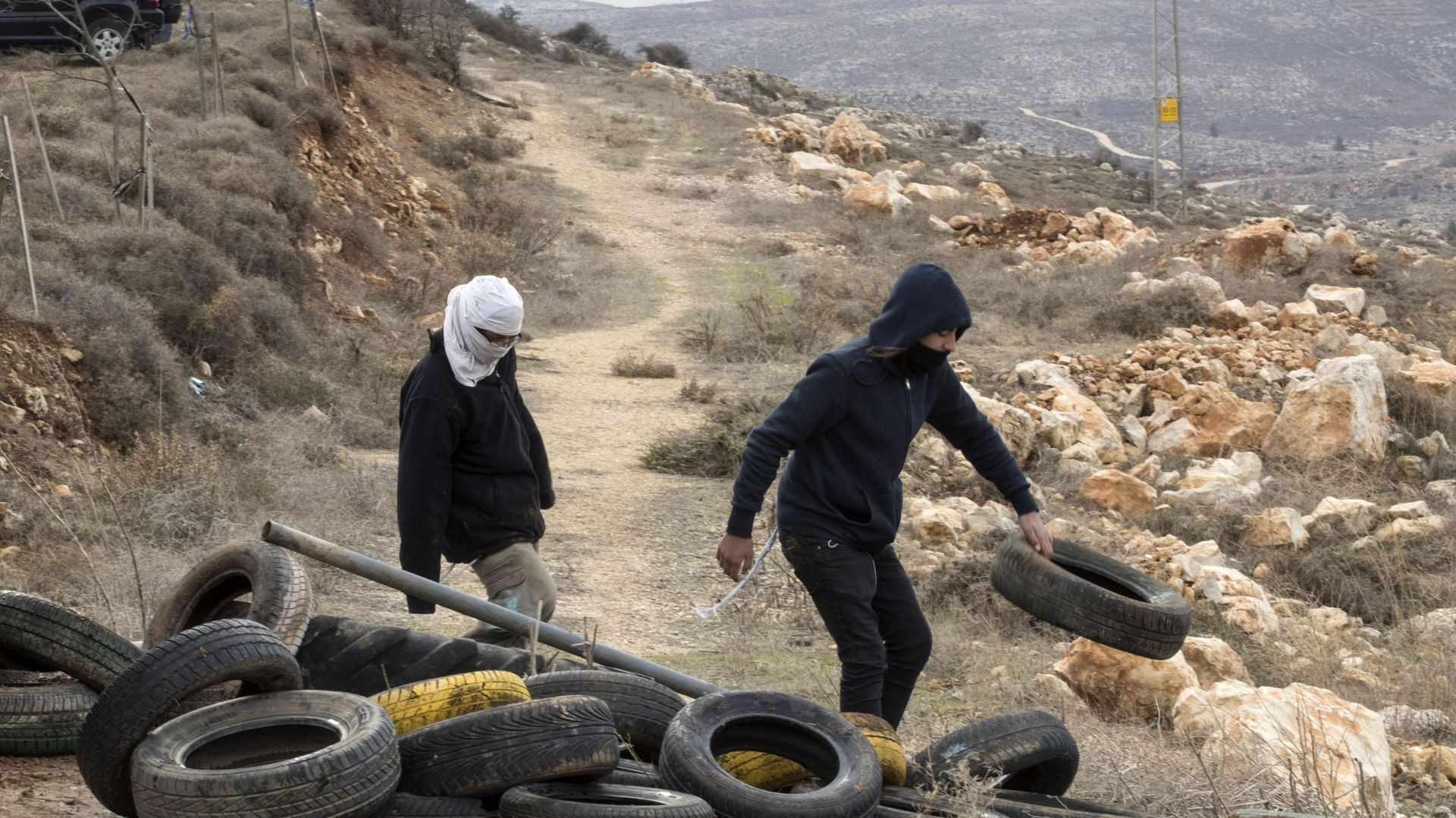 Des jeunes israéliens bloquent l'entrée d'une colonie