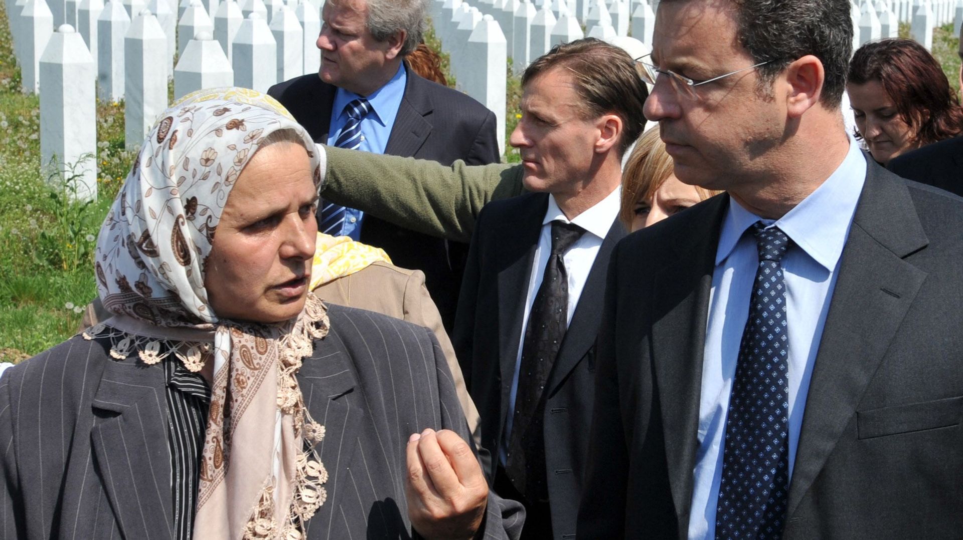 Le procureur Serge Brammertz en 2010 avec Hatidza Mehmedovic, l’une des survivantes du massacre de Srebrenica.