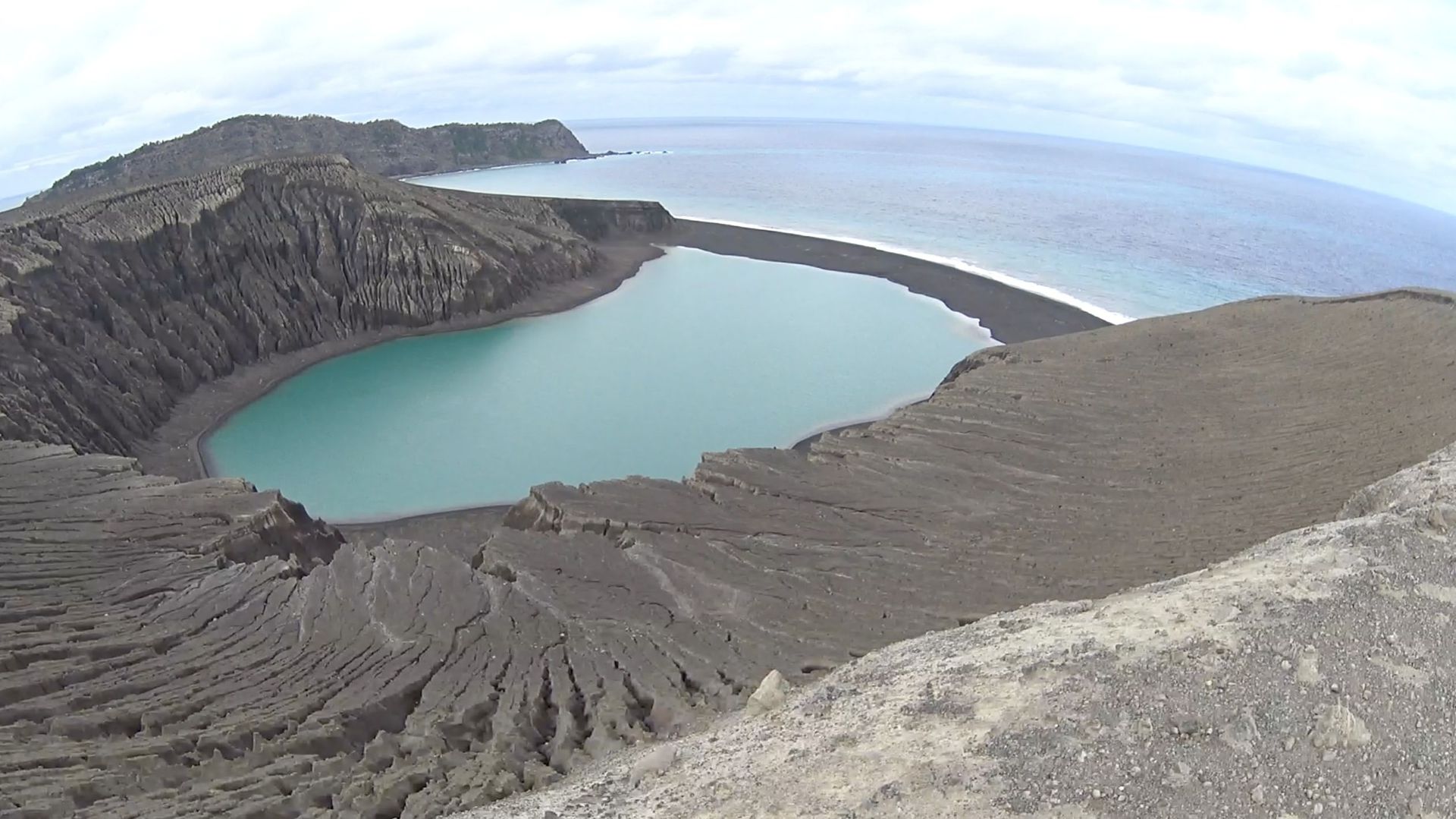 Une éruption volcanique sous-marine dans l'archipel des Tonga a submergé une île et en a créé une autre trois fois plus grande.